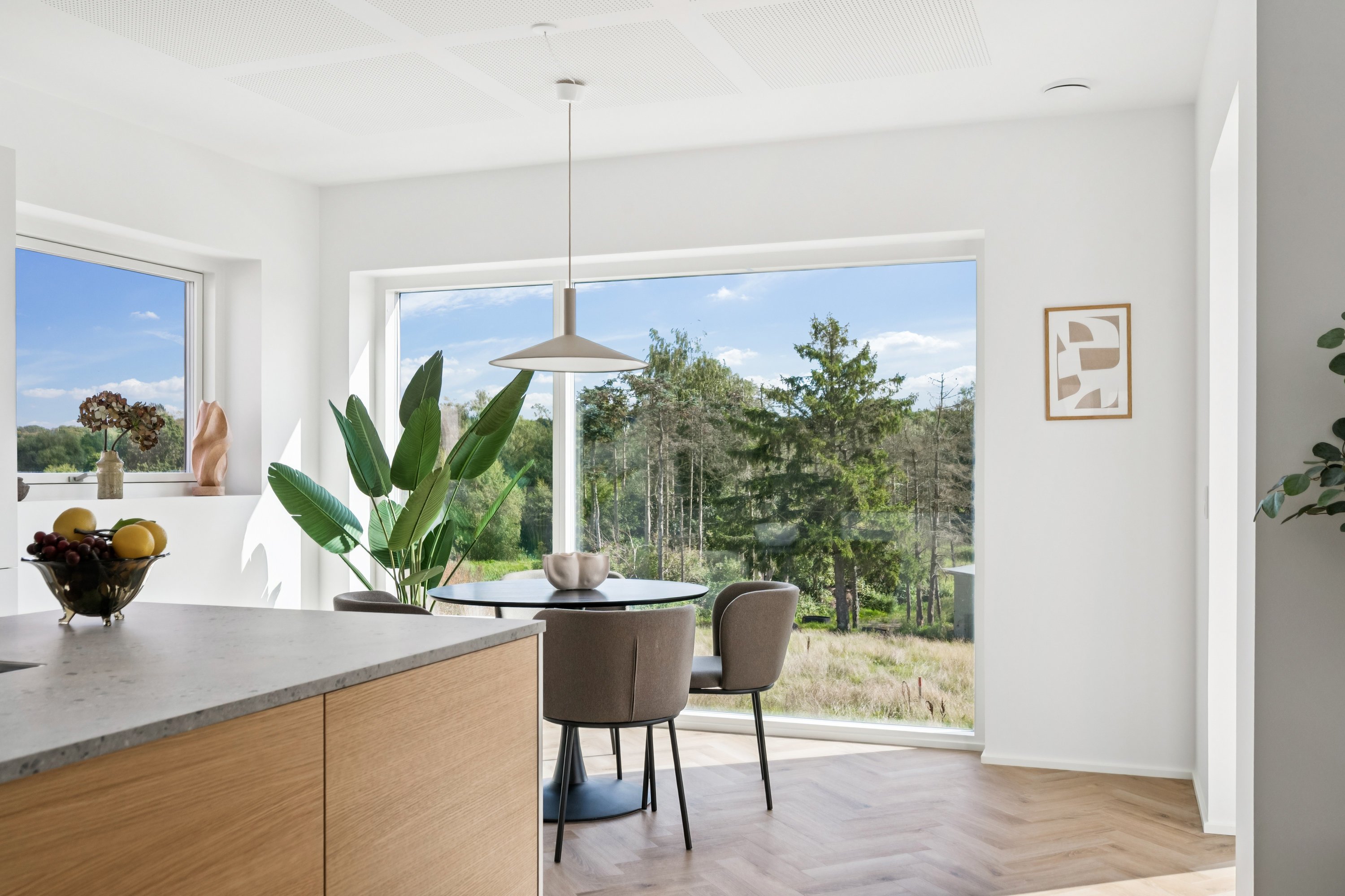 Fremhævet stue billede i fuldskærmstilstand. Billede af Holmebakken 2, 8382 Hinnerup