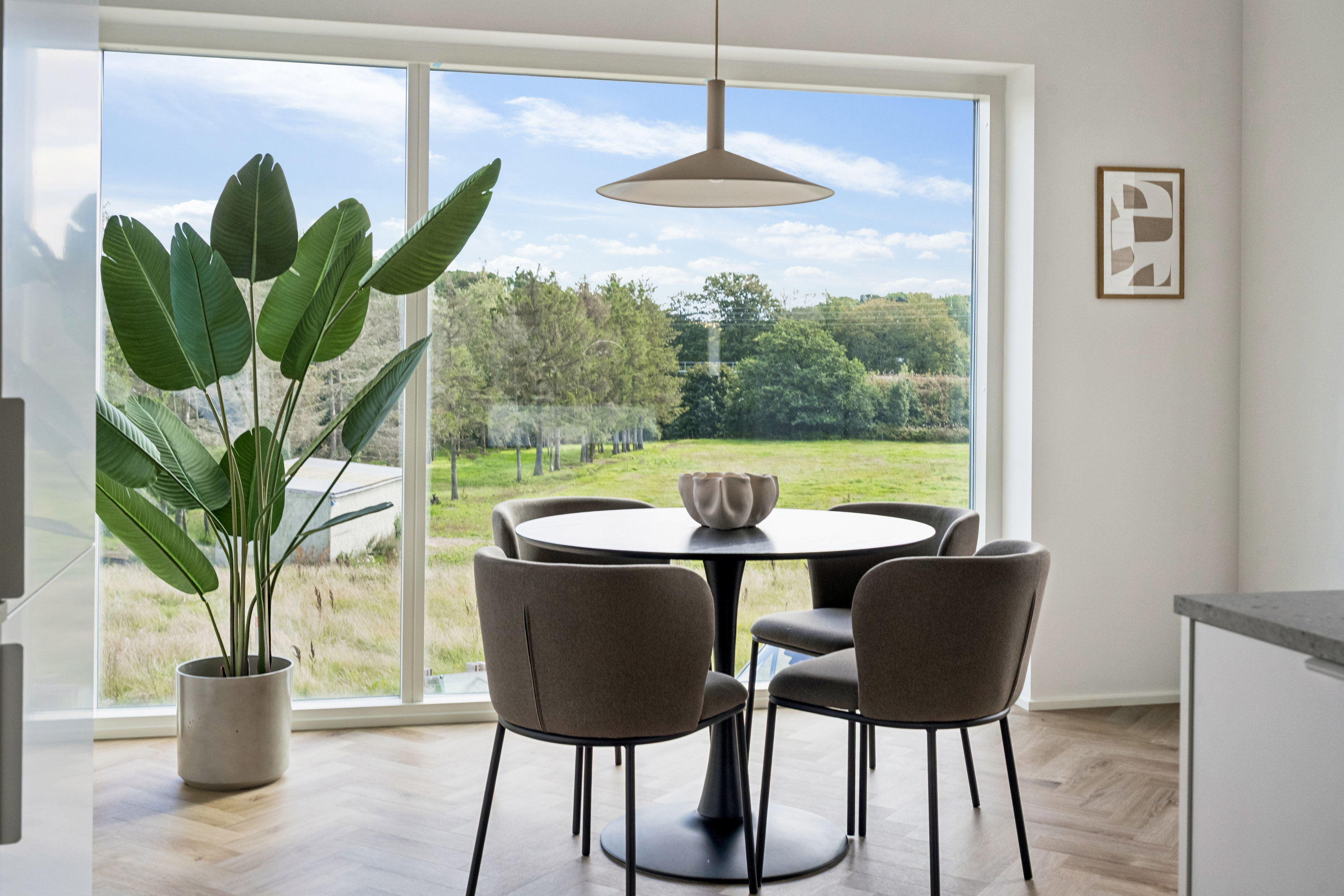 Fremhævet stue billede i fuldskærmstilstand. Billede af Holmebakken 2, 8382 Hinnerup