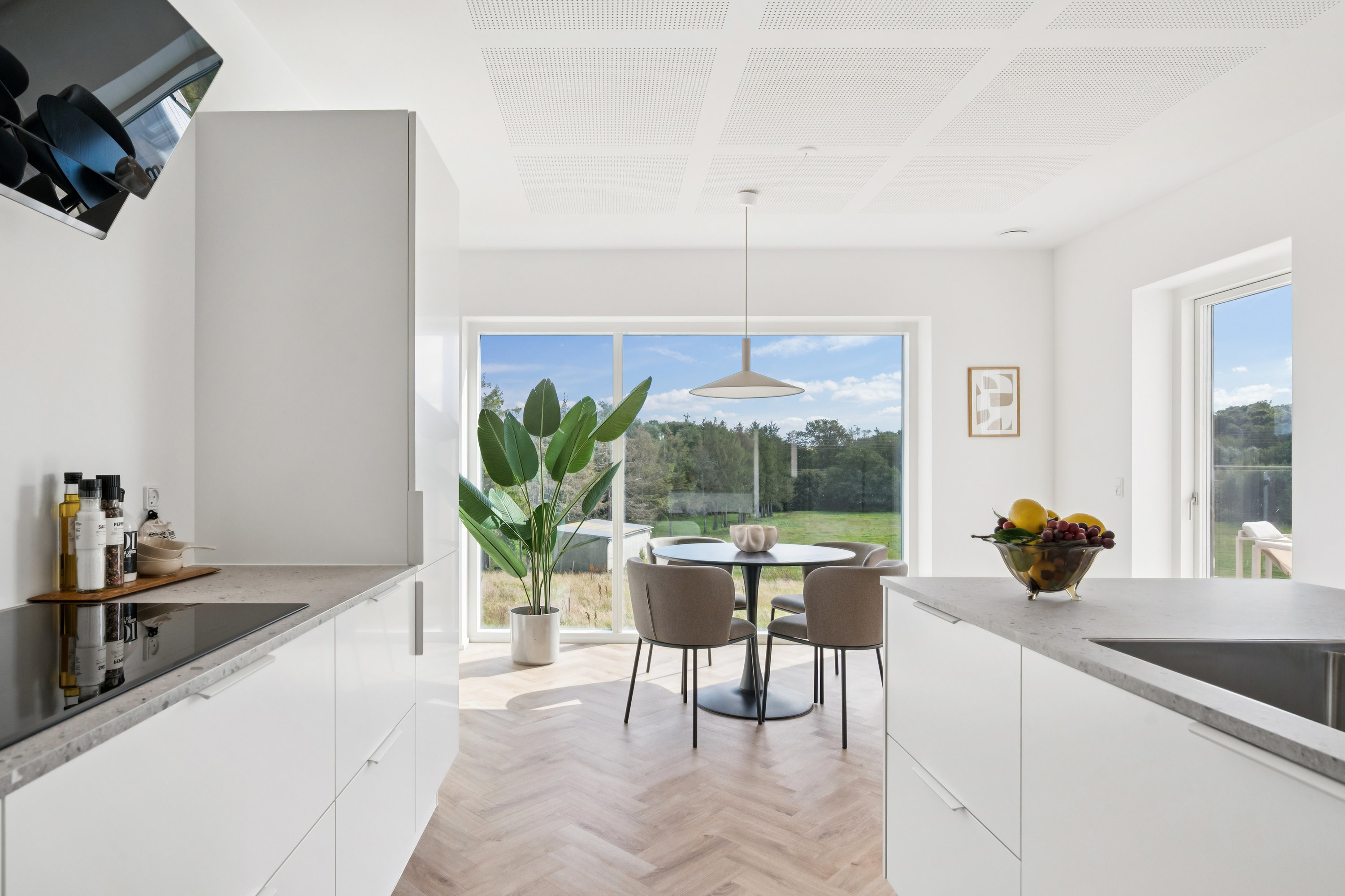 Fremhævet køkken billede i fuldskærmstilstand. Billede af Holmebakken 2, 8382 Hinnerup