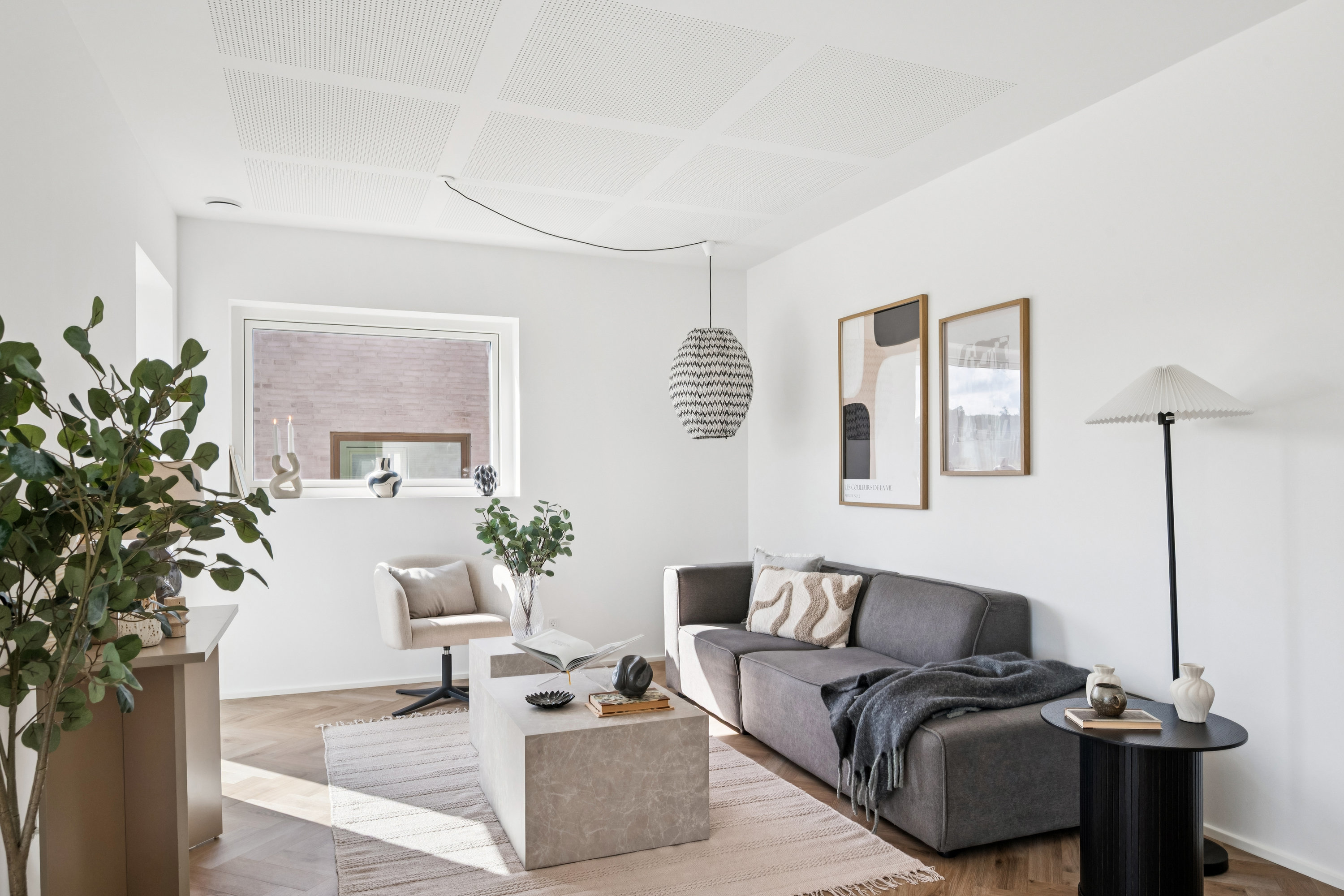 Fremhævet stue billede i fuldskærmstilstand. Billede af Holmebakken 2, 8382 Hinnerup