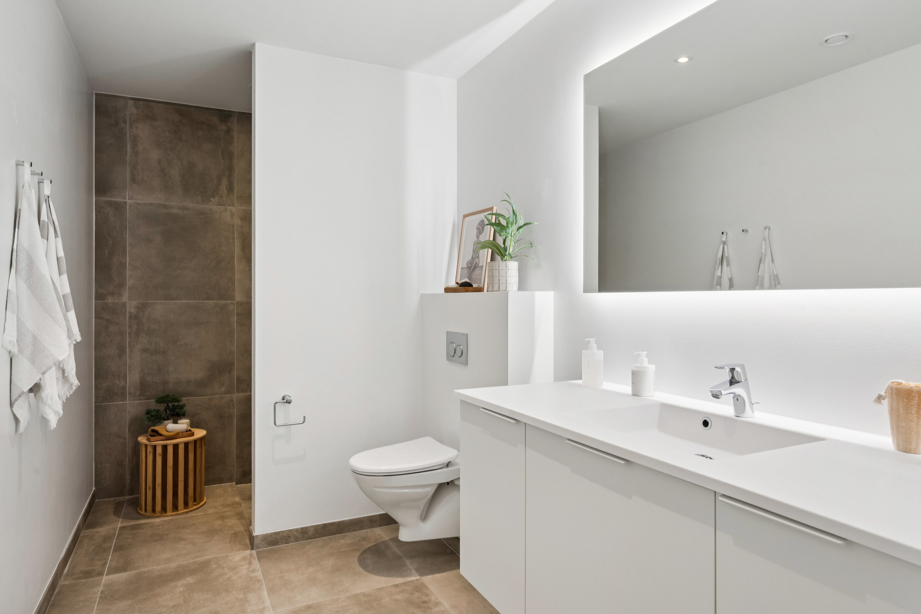 Fremhævet badeværelse billede i fuldskærmstilstand. Billede af Holmebakken 2, 8382 Hinnerup