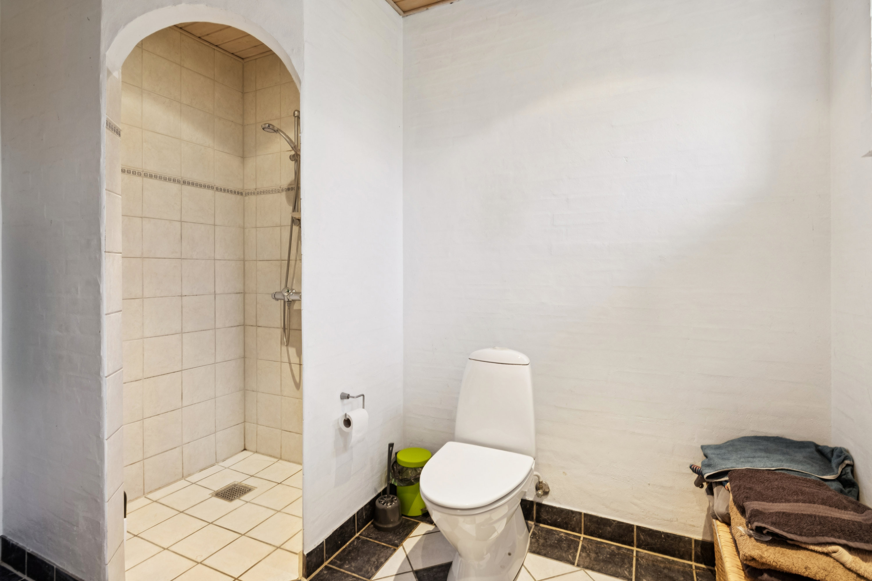 Fremhævet badeværelse billede i fuldskærmstilstand. Billede af Østervangs Alle 63, 8963 Auning