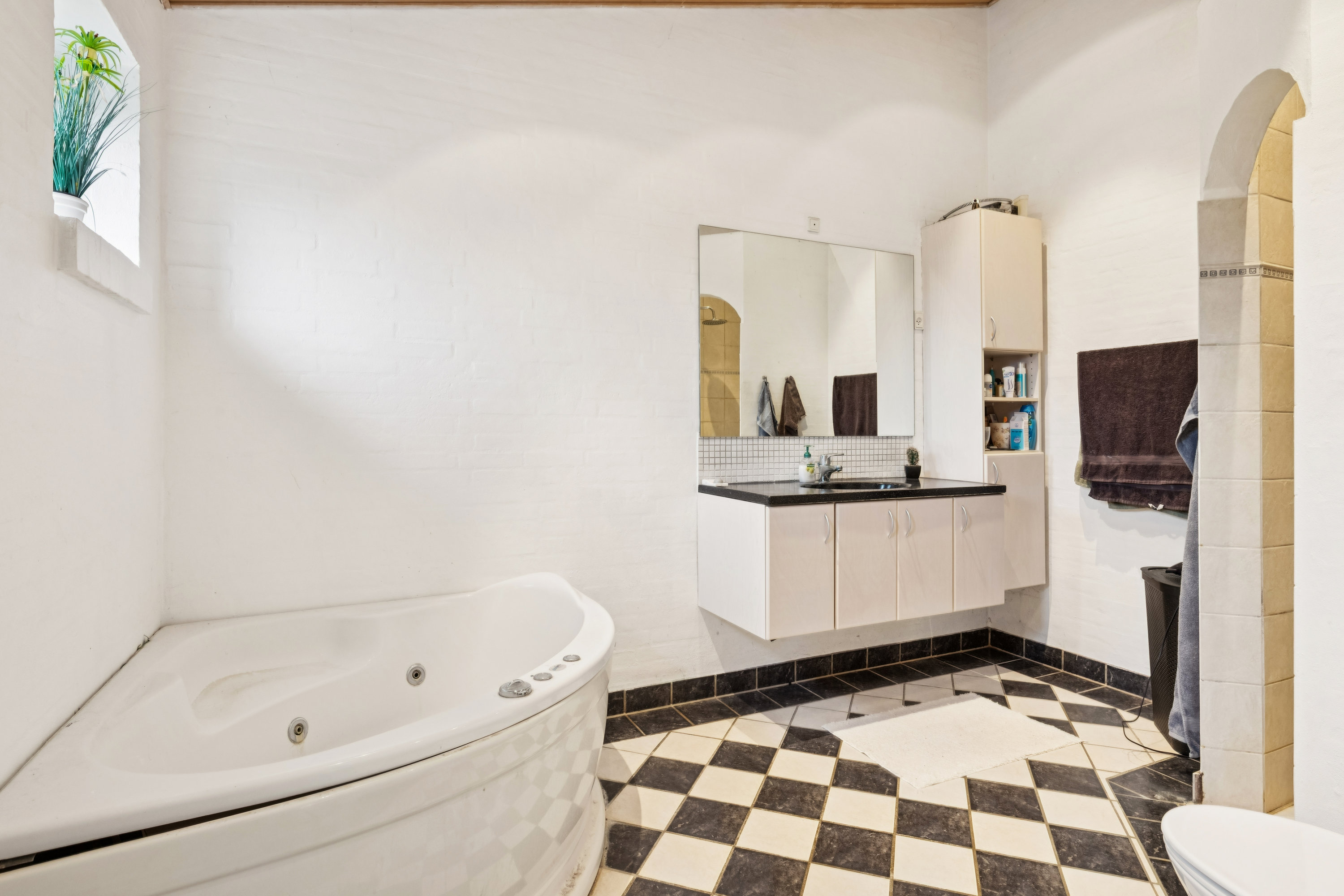 Fremhævet badeværelse billede i fuldskærmstilstand. Billede af Østervangs Alle 63, 8963 Auning