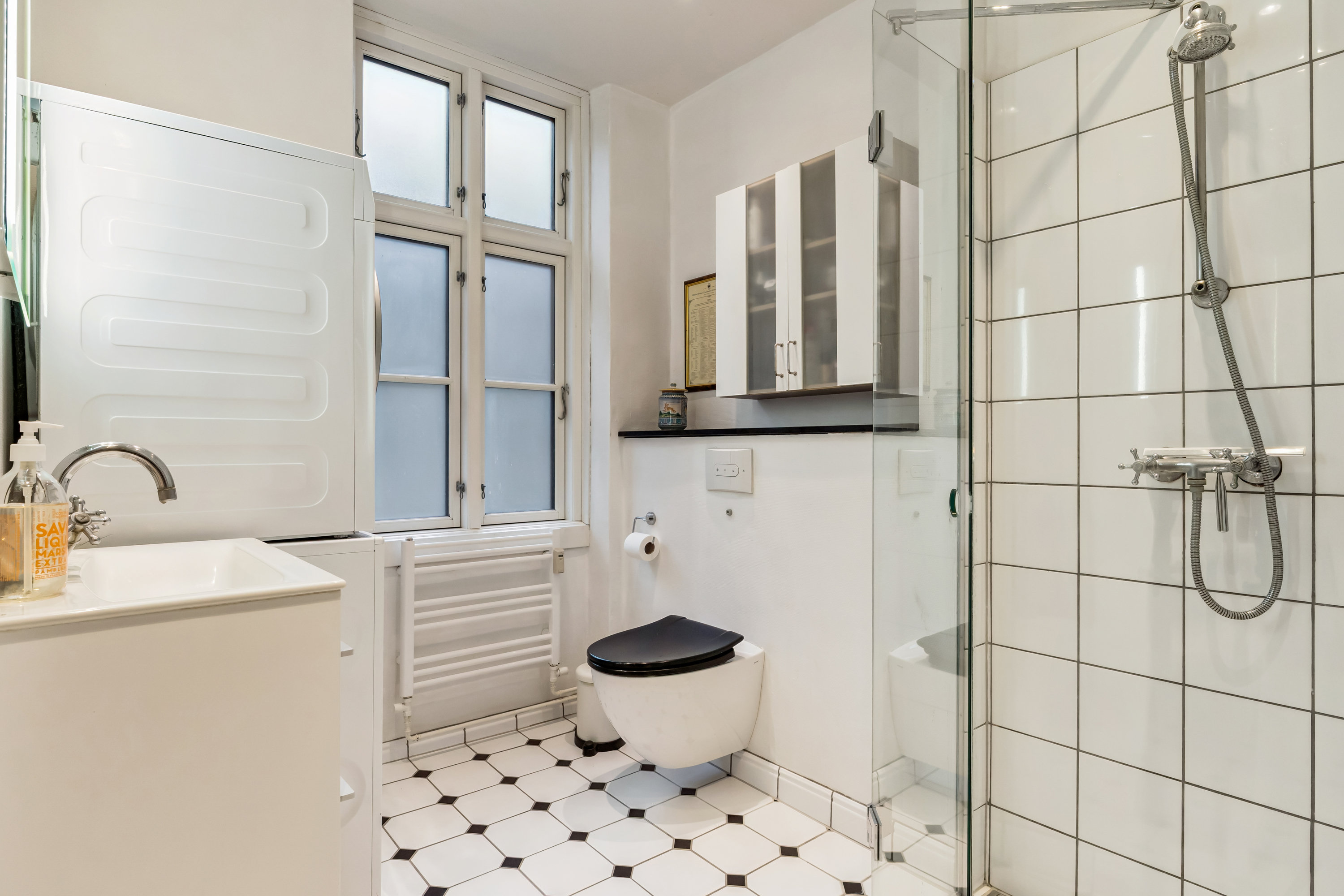 Fremhævet badeværelse billede i fuldskærmstilstand. Billede af Rosenvængets Sideallé 3, 3. th., 2100 København Ø