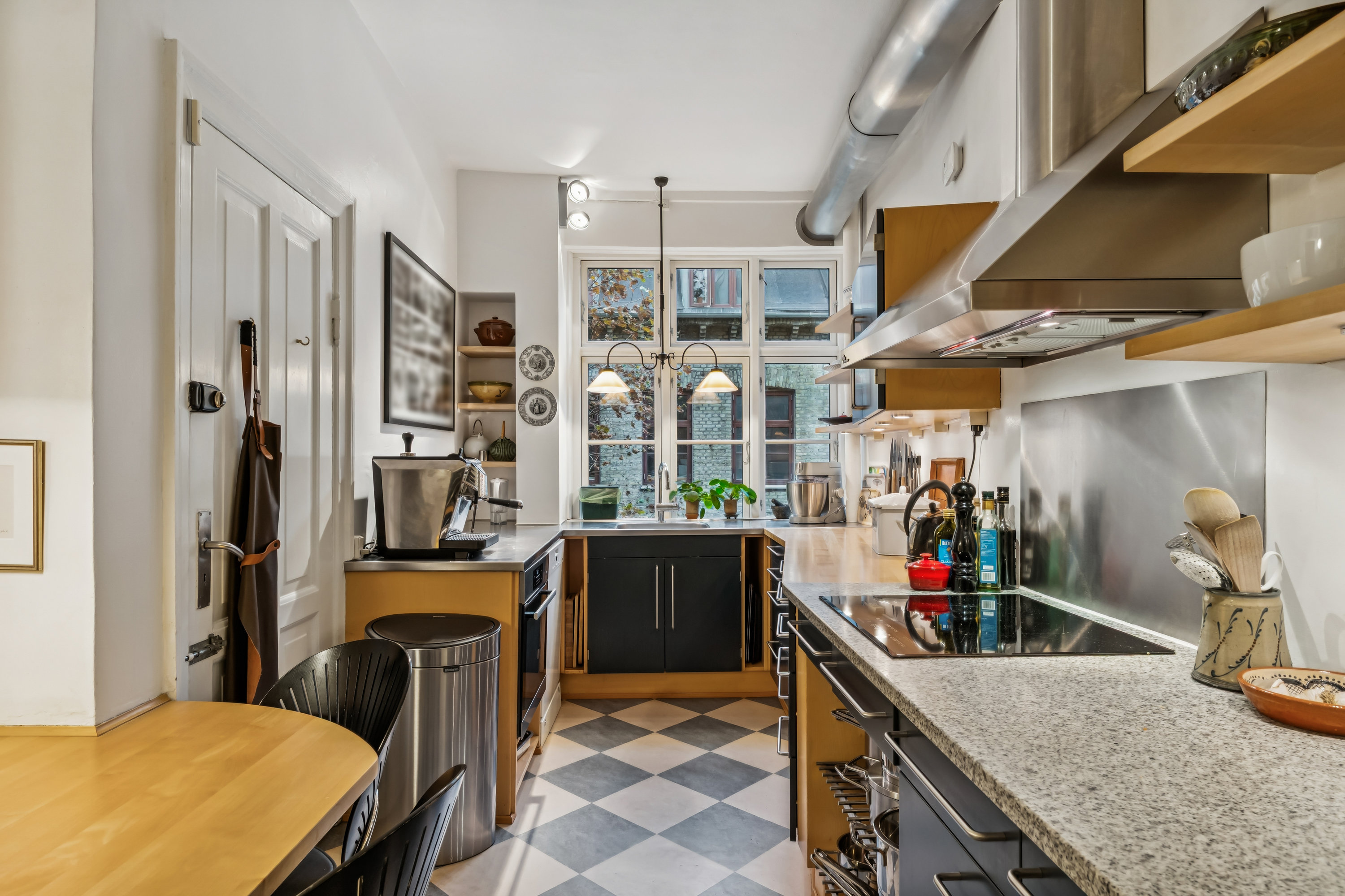 Fremhævet køkken billede i fuldskærmstilstand. Billede af Rosenvængets Sideallé 3, 3. th., 2100 København Ø