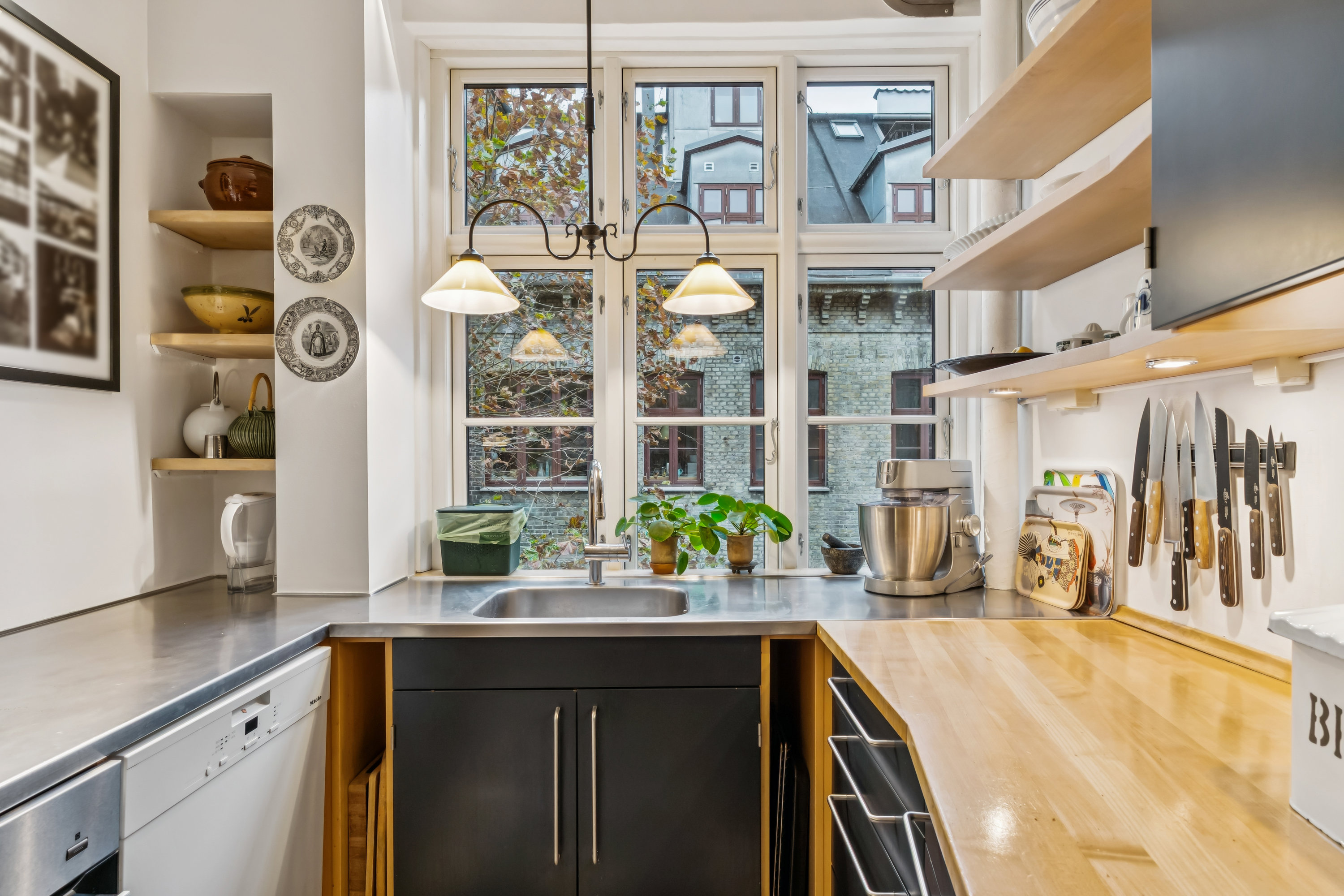 Fremhævet køkken billede i fuldskærmstilstand. Billede af Rosenvængets Sideallé 3, 3. th., 2100 København Ø