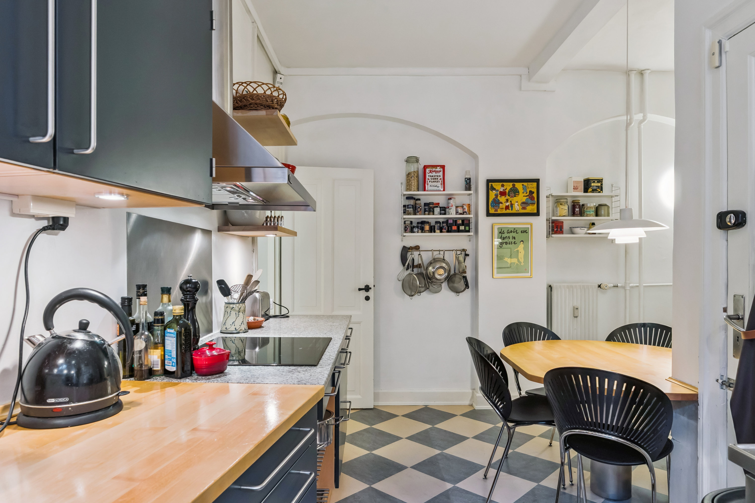 Fremhævet køkken billede i fuldskærmstilstand. Billede af Rosenvængets Sideallé 3, 3. th., 2100 København Ø