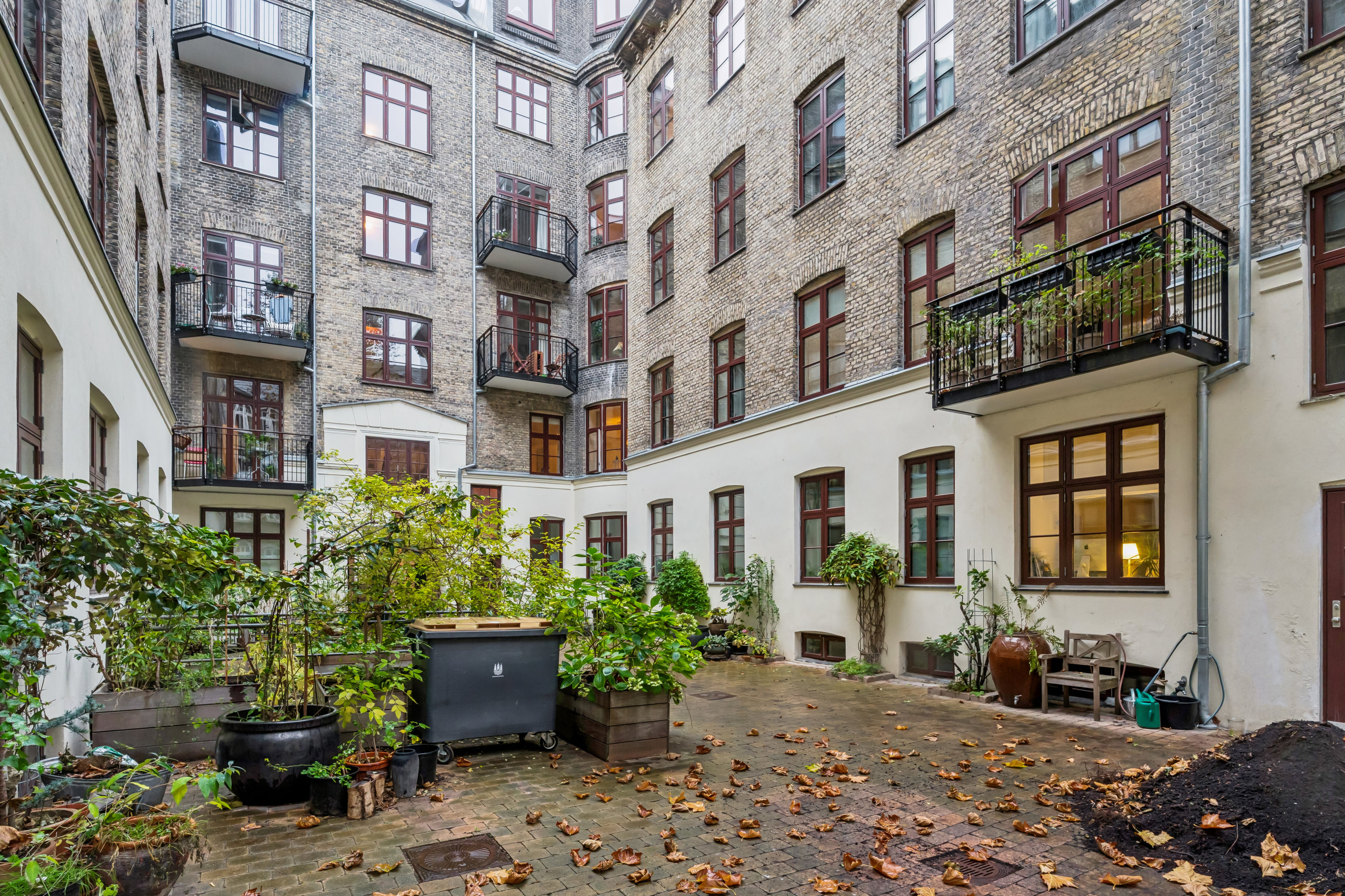 Fremhævet gårdmiljø billede i fuldskærmstilstand. Billede af Rosenvængets Sideallé 3, 3. th., 2100 København Ø