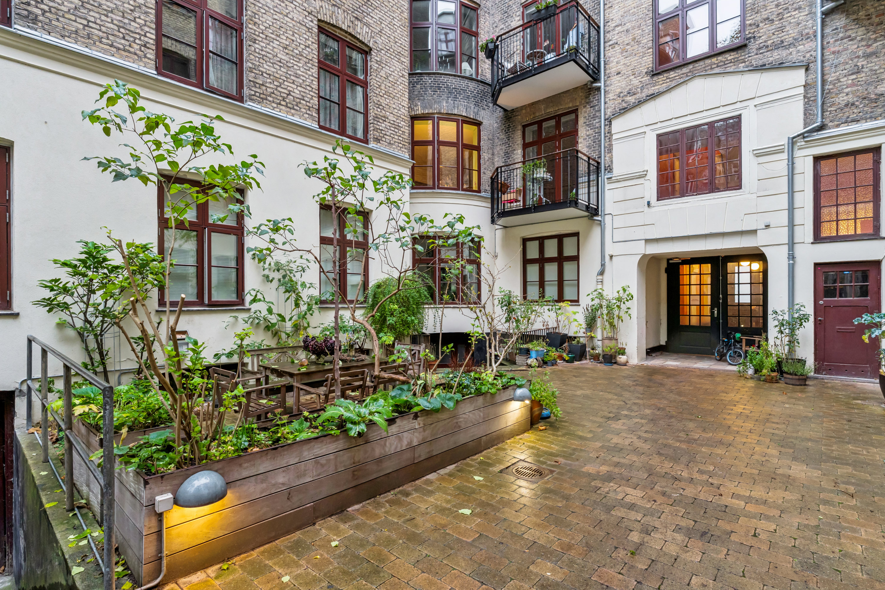 Fremhævet andet billede i fuldskærmstilstand. Billede af Rosenvængets Sideallé 3, 3. th., 2100 København Ø