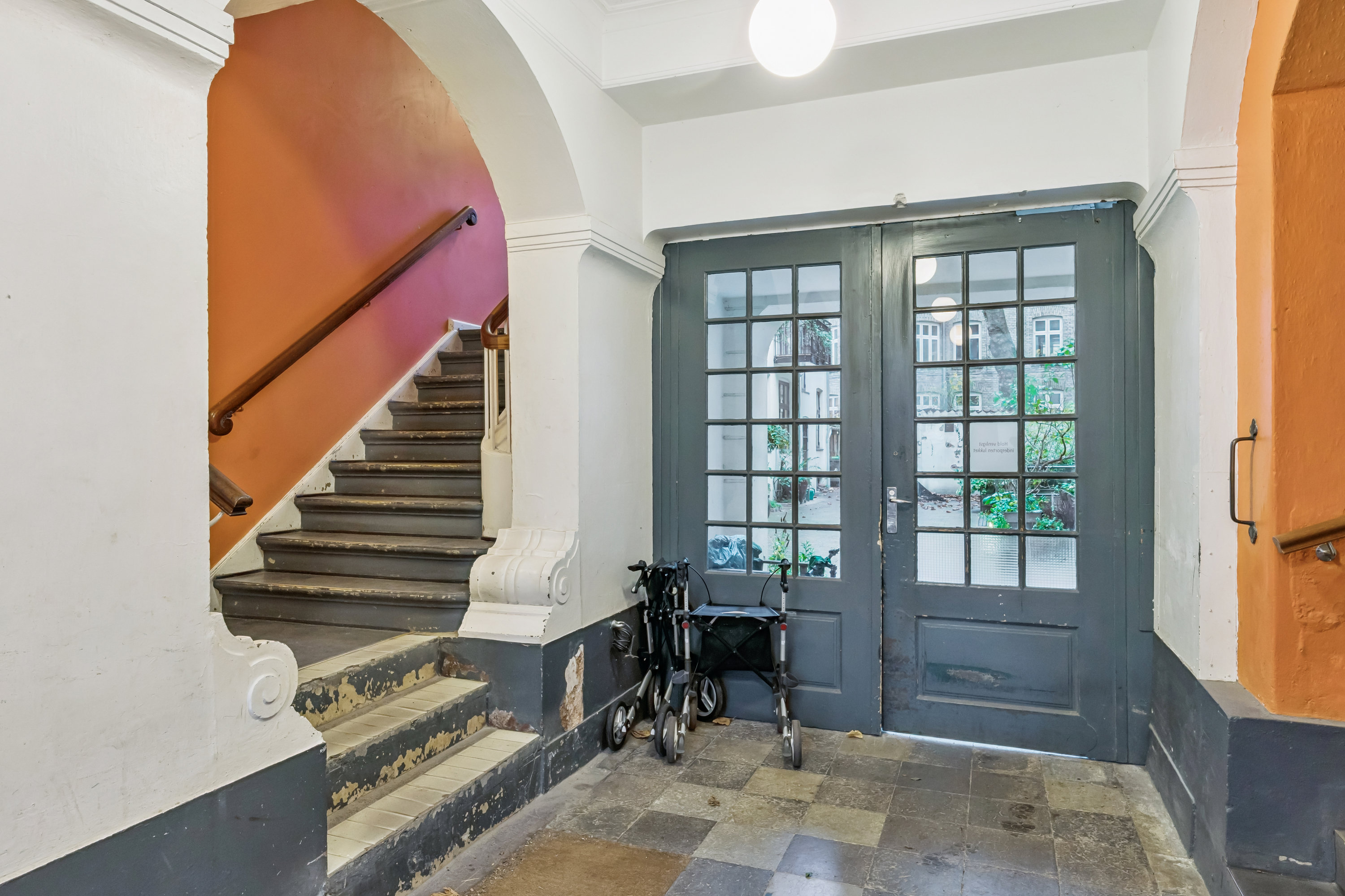 Fremhævet trappe billede i fuldskærmstilstand. Billede af Rosenvængets Sideallé 3, 3. th., 2100 København Ø