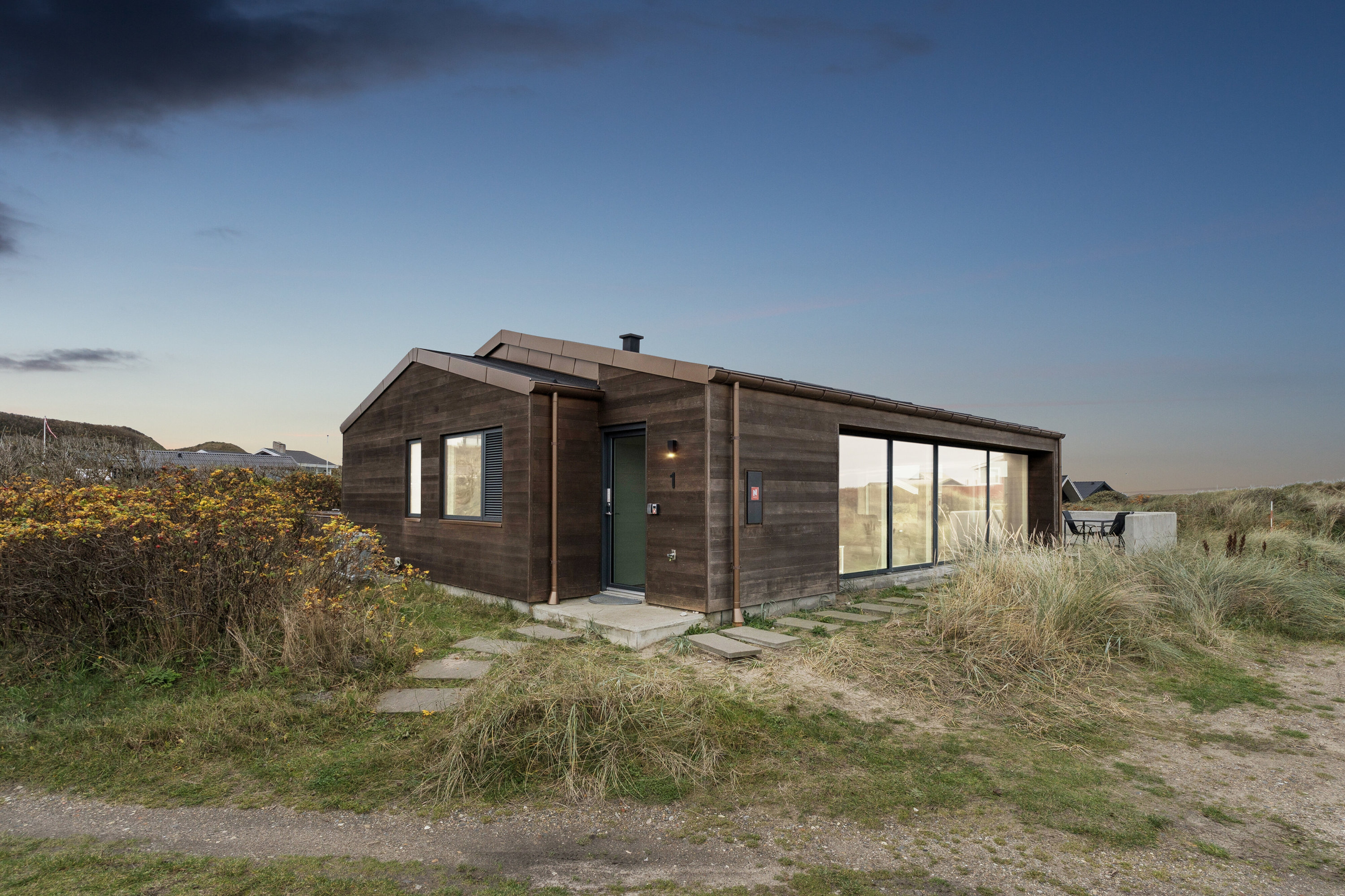 Fremhævet set fra haven billede i fuldskærmstilstand. Billede af Bækrenden 1, Lønstrup, 9800 Hjørring