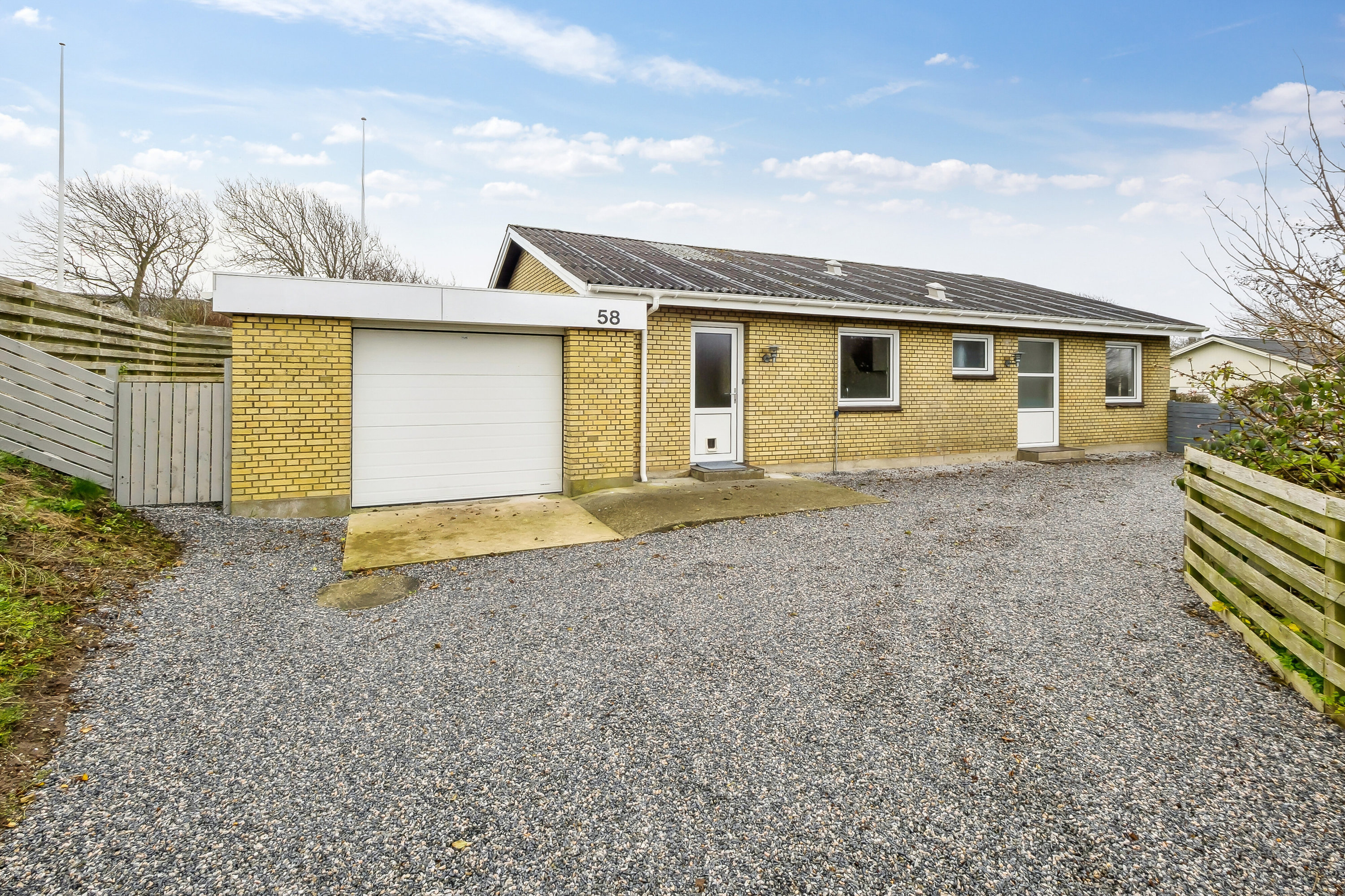 Fremhævet set fra vejen billede i fuldskærmstilstand. Billede af Gyvelvænget 58, 7730 Hanstholm