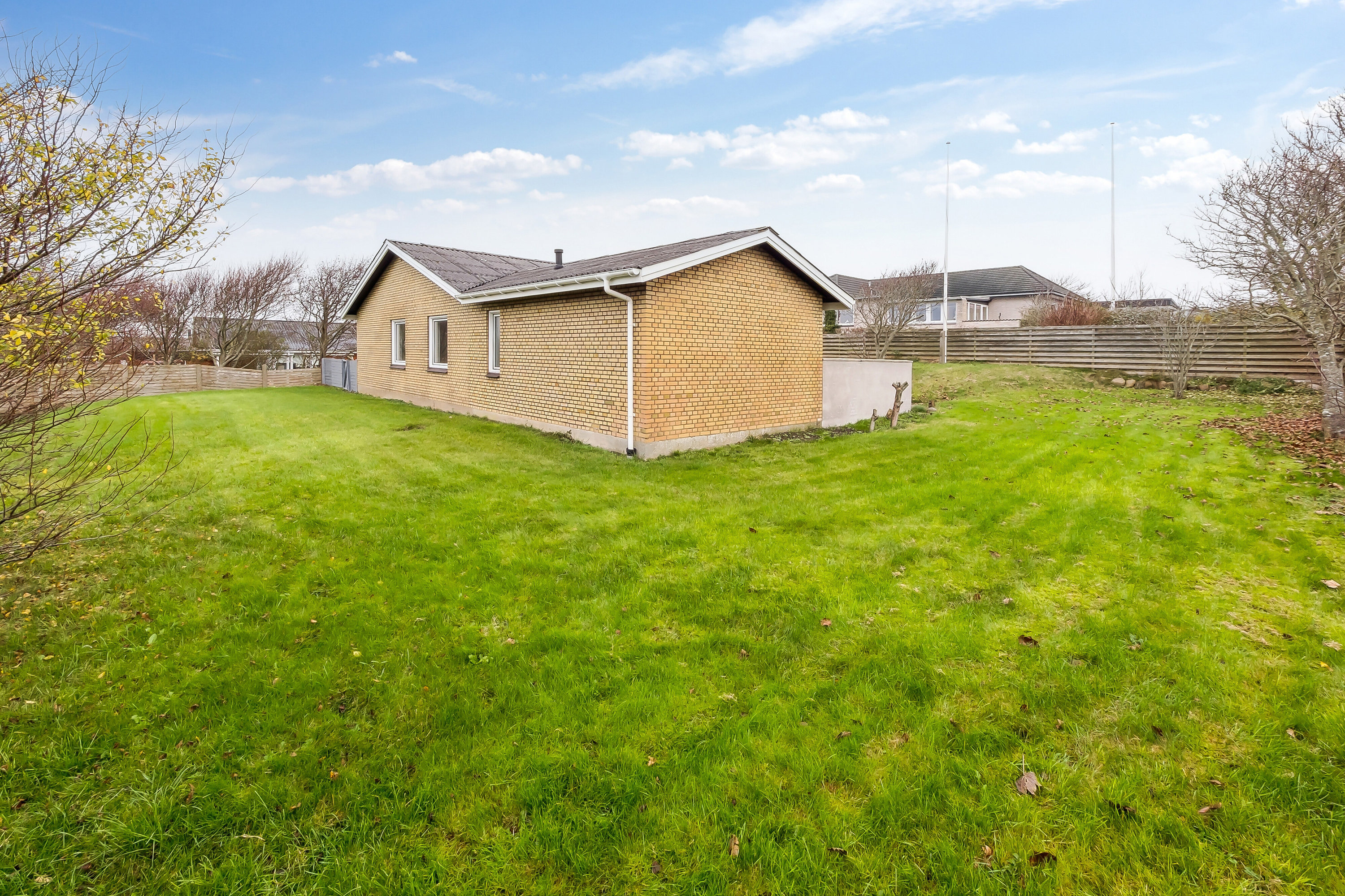 Fremhævet set fra haven billede i fuldskærmstilstand. Billede af Gyvelvænget 58, 7730 Hanstholm