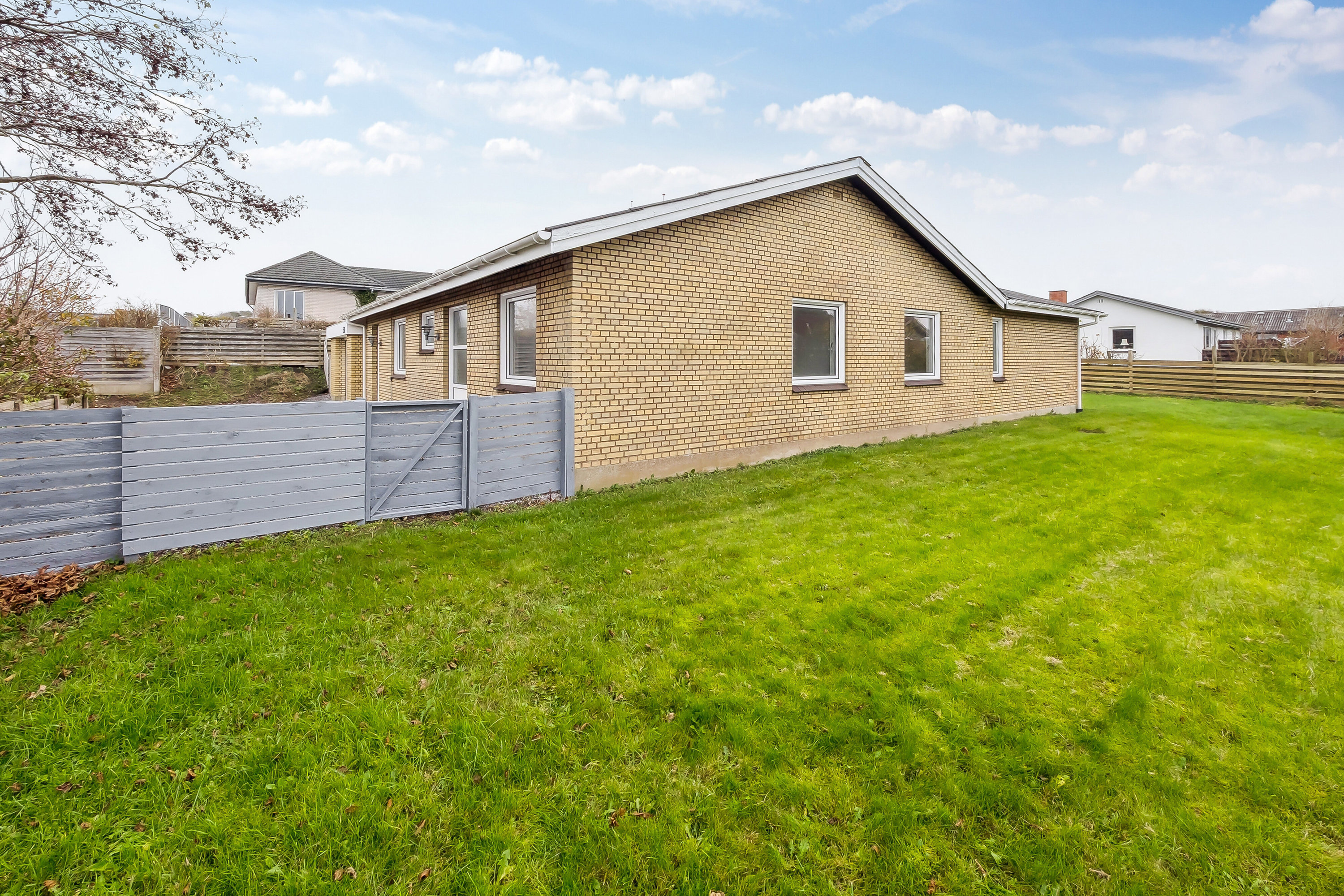 Fremhævet set fra haven billede i fuldskærmstilstand. Billede af Gyvelvænget 58, 7730 Hanstholm