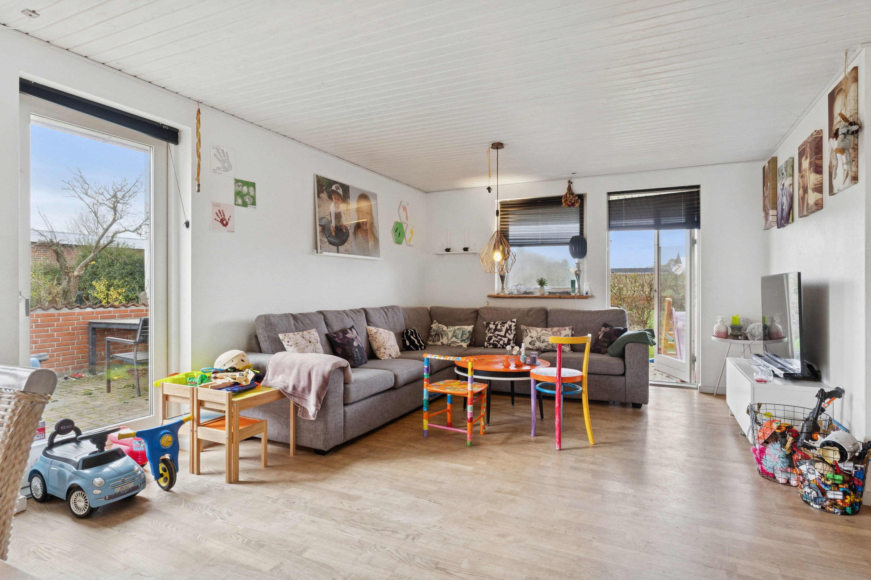 Fremhævet stue billede i fuldskærmstilstand. Billede af Rugvænget 33, 9870 Sindal