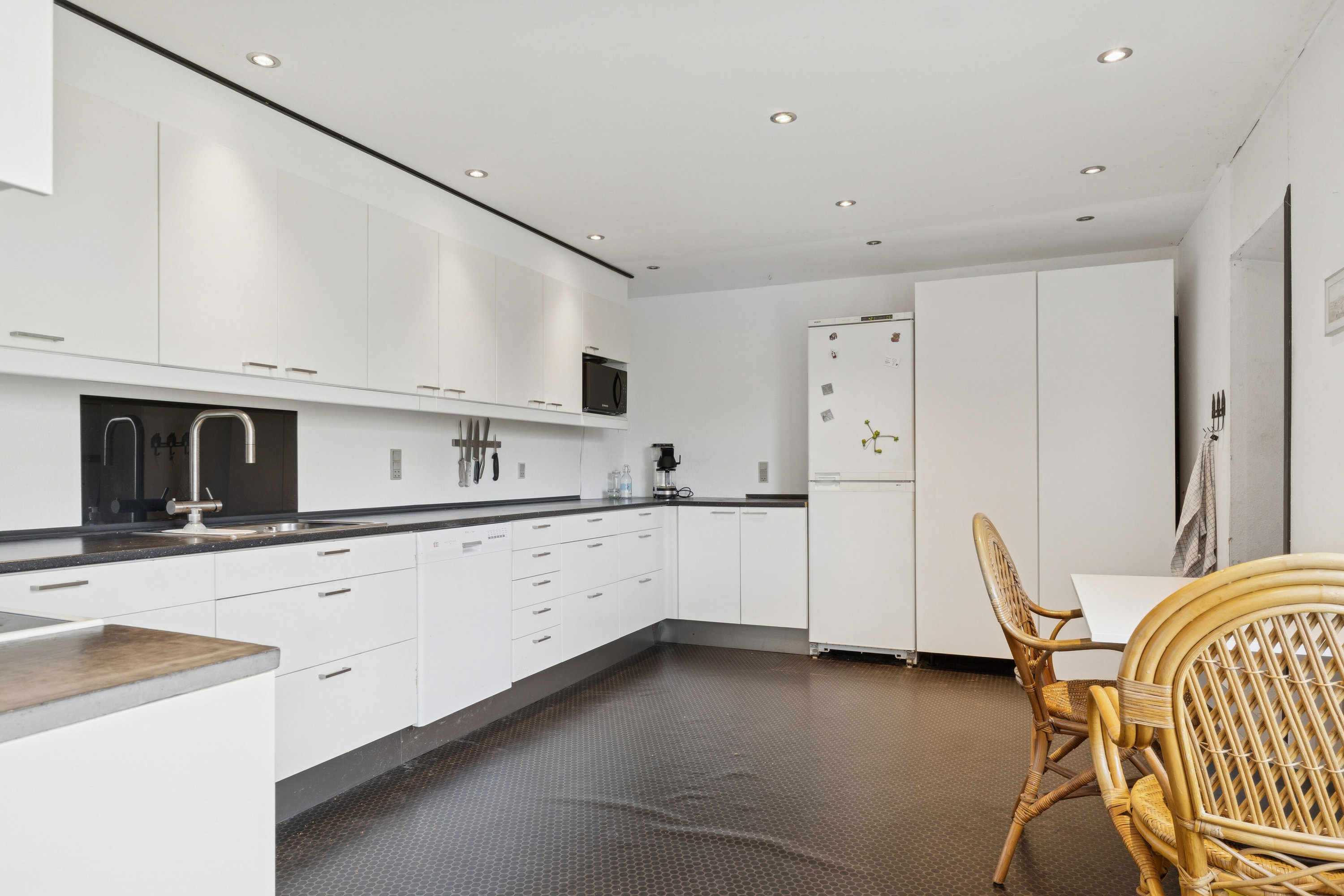 Fremhævet køkken billede i fuldskærmstilstand. Billede af Skallerupvej 462, Sønderlev, 9800 Hjørring