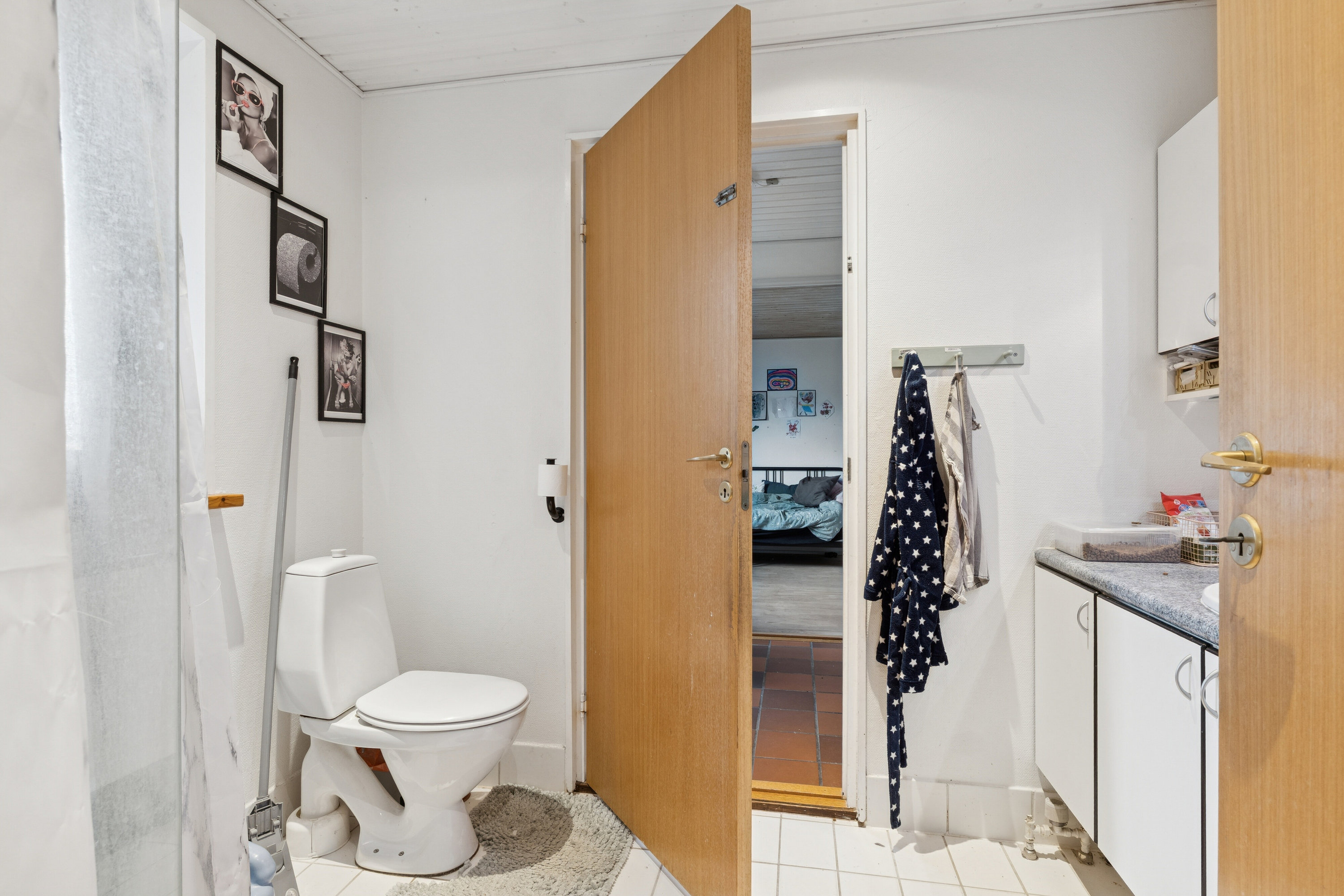 Fremhævet badeværelse billede i fuldskærmstilstand. Billede af Rugvænget 33, 9870 Sindal