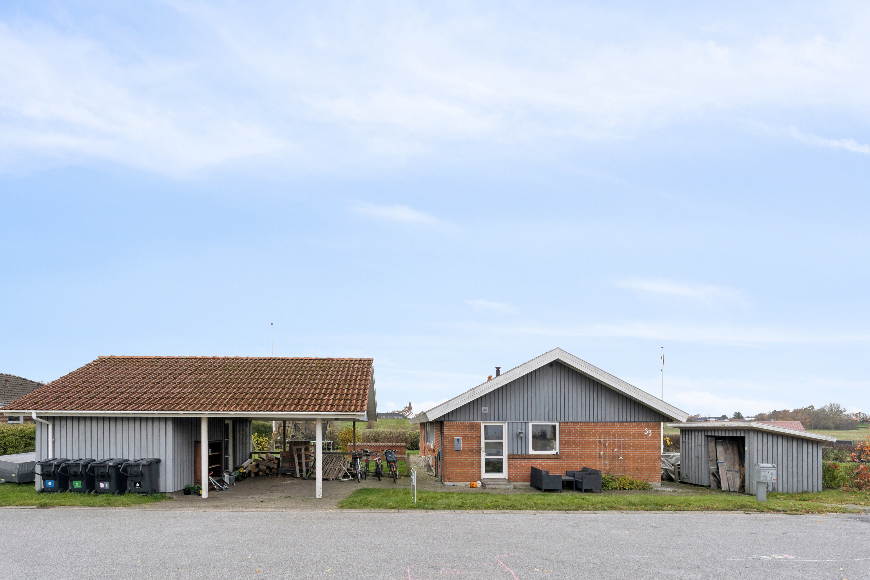 Fremhævet set fra vejen billede i fuldskærmstilstand. Billede af Rugvænget 33, 9870 Sindal