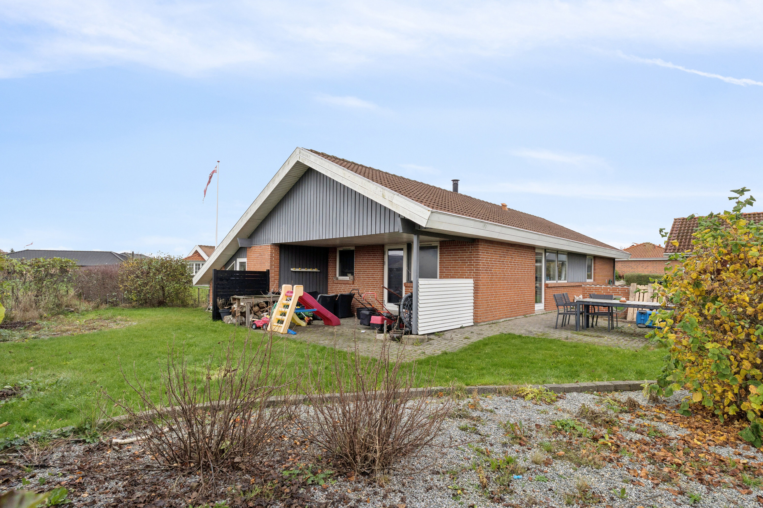 Fremhævet set fra haven billede i fuldskærmstilstand. Billede af Rugvænget 33, 9870 Sindal