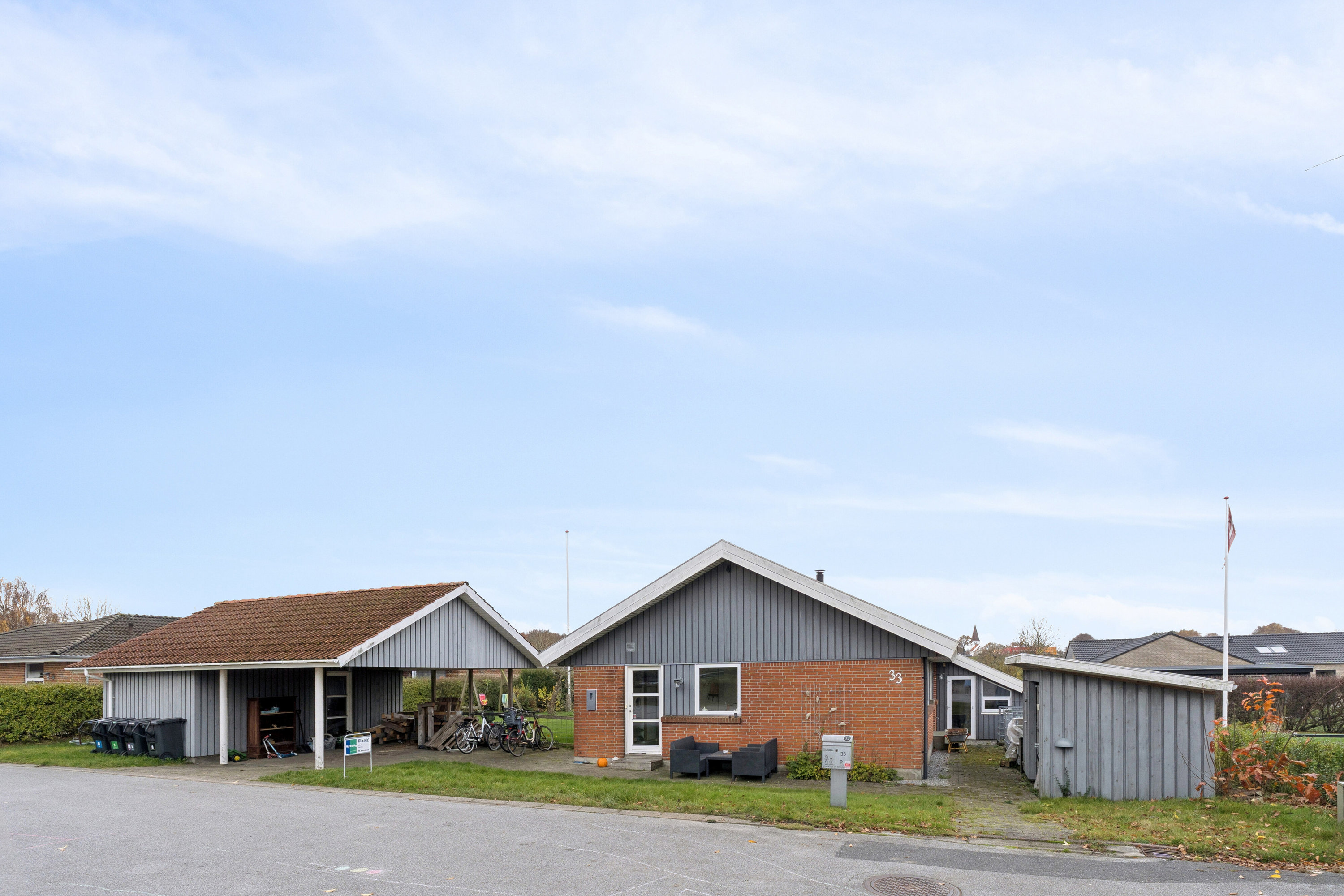 Fremhævet set fra vejen billede i fuldskærmstilstand. Billede af Rugvænget 33, 9870 Sindal