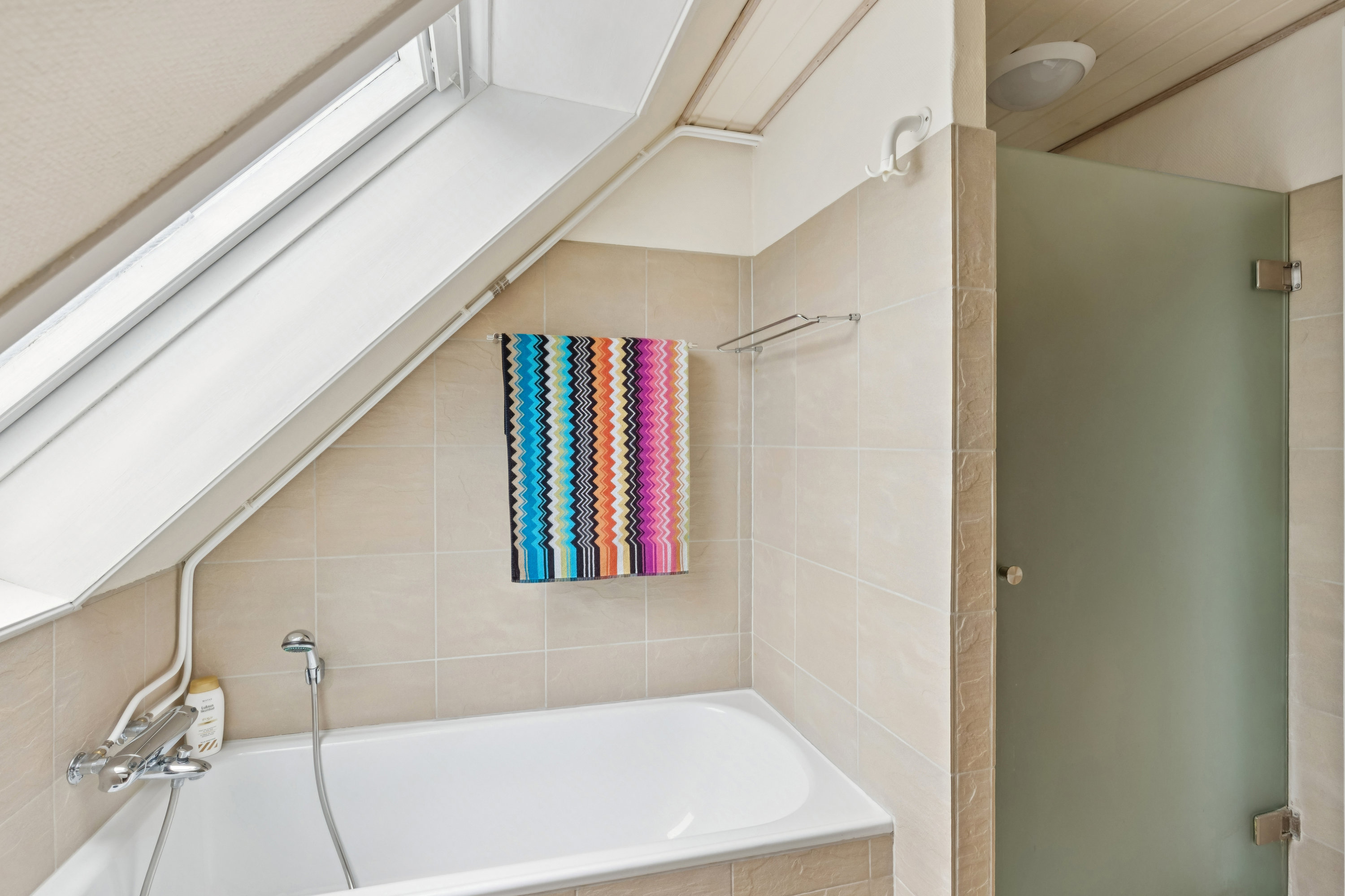 Fremhævet badeværelse billede i fuldskærmstilstand. Billede af Anemonevej 14, 8410 Rønde