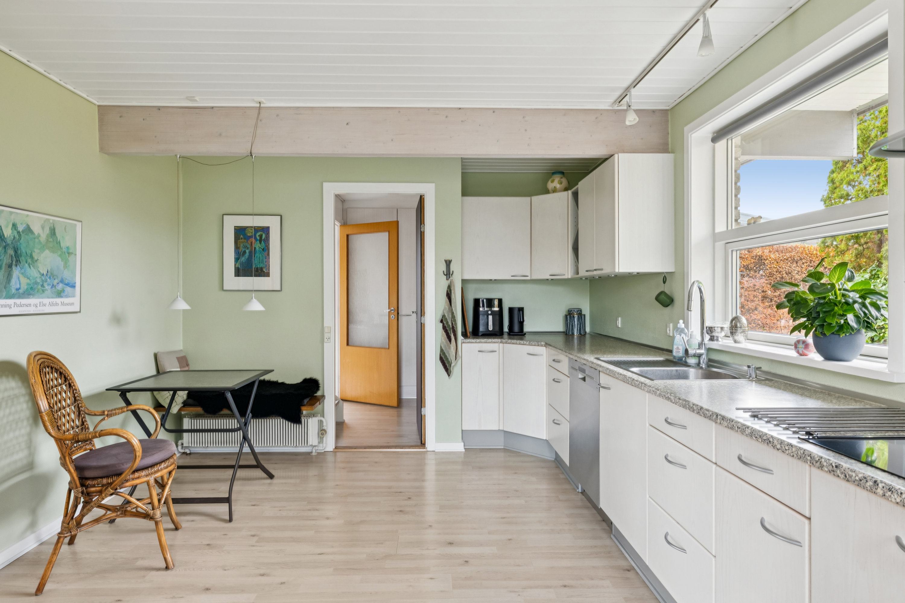 Fremhævet køkken billede i fuldskærmstilstand. Billede af Anemonevej 14, 8410 Rønde