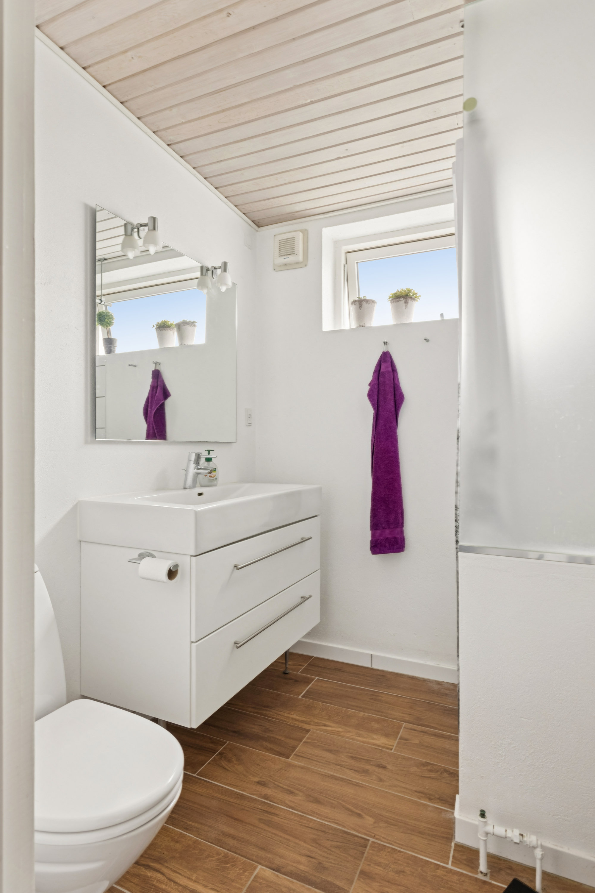 Fremhævet badeværelse billede i fuldskærmstilstand. Billede af Grenåvej 26, Bjødstrup, 8410 Rønde