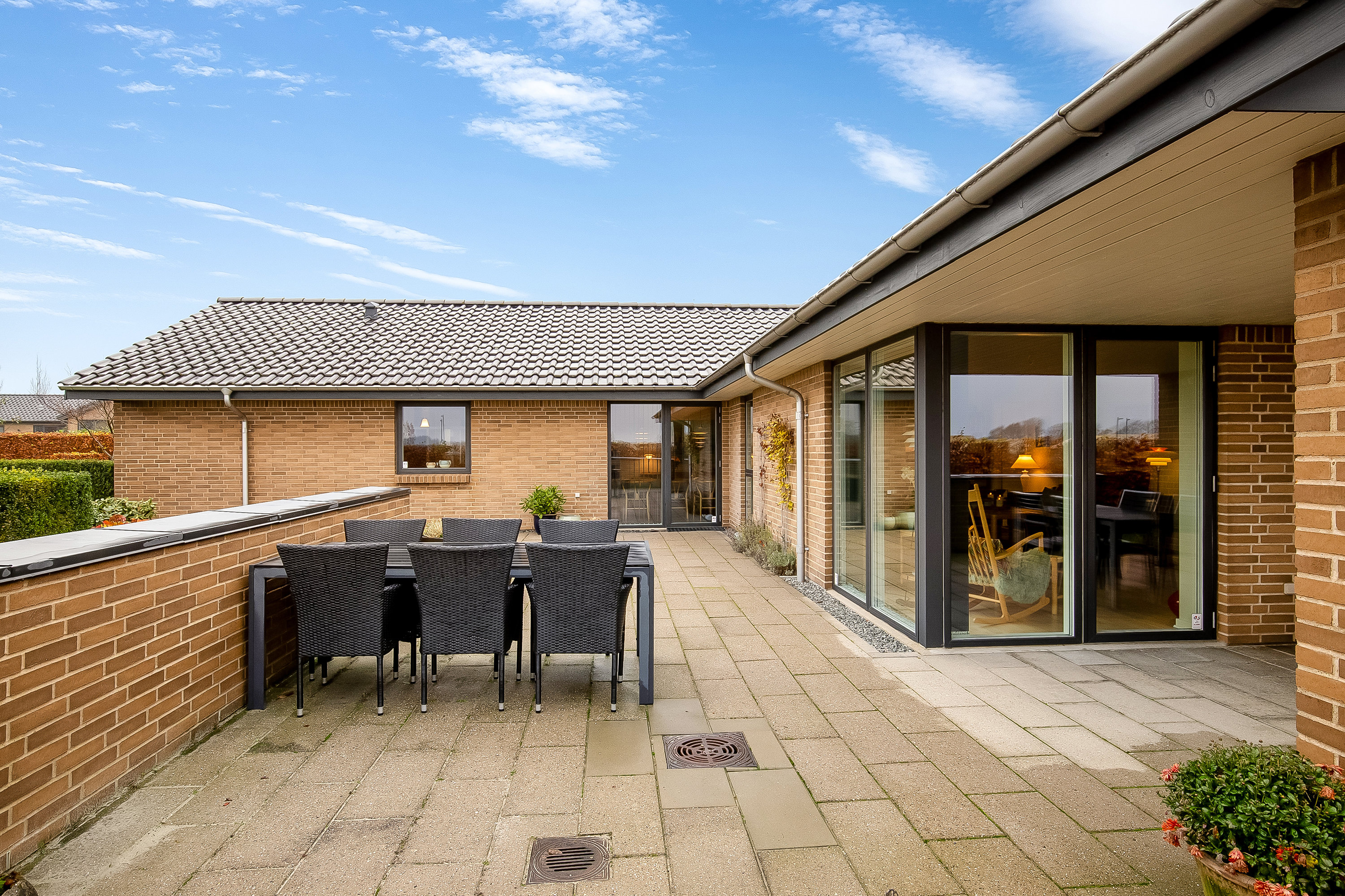 Fremhævet terrasse billede i fuldskærmstilstand. Billede af Tirsbæk Søvej 43, Bredballe, 7120 Vejle Øst