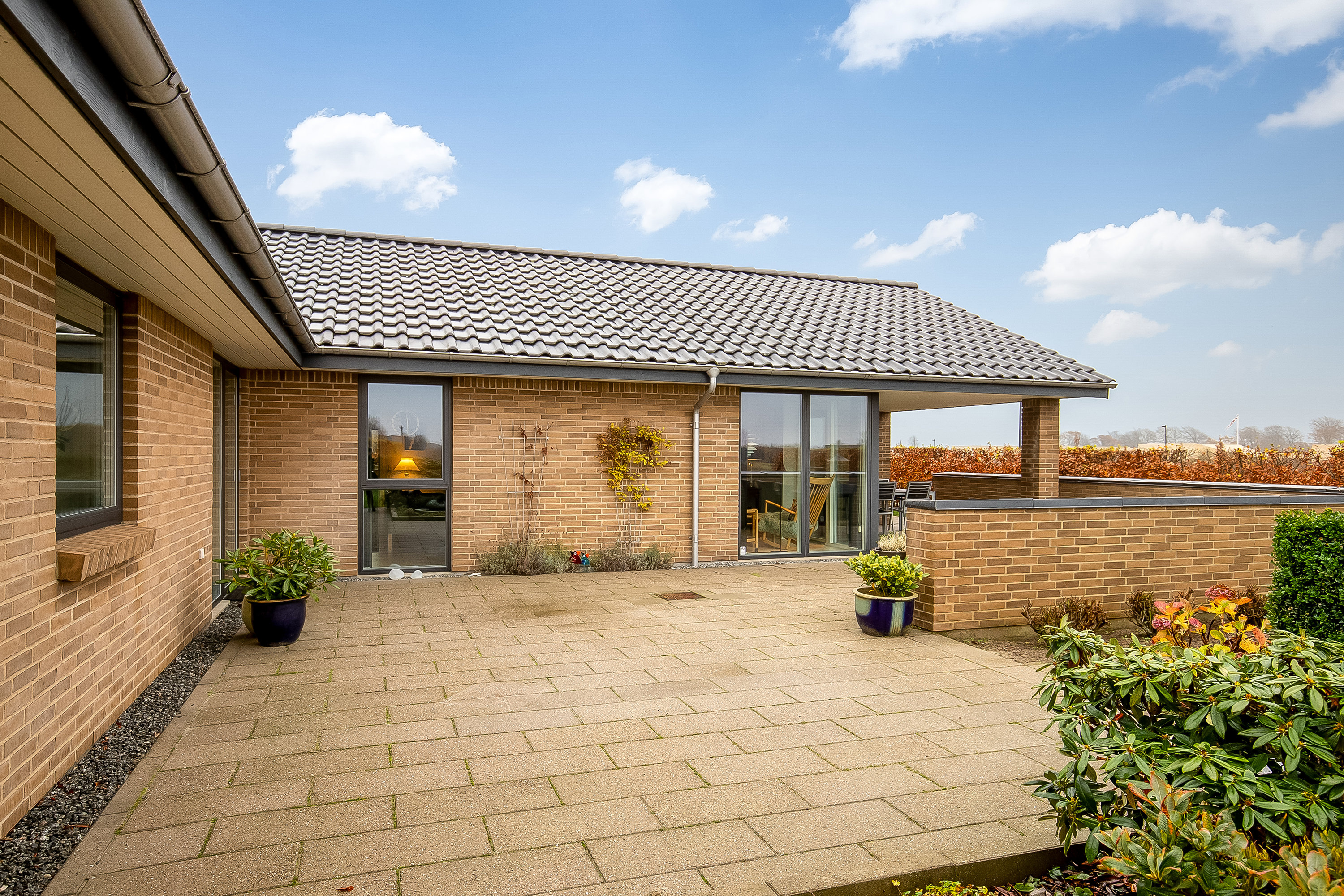 Fremhævet terrasse billede i fuldskærmstilstand. Billede af Tirsbæk Søvej 43, Bredballe, 7120 Vejle Øst