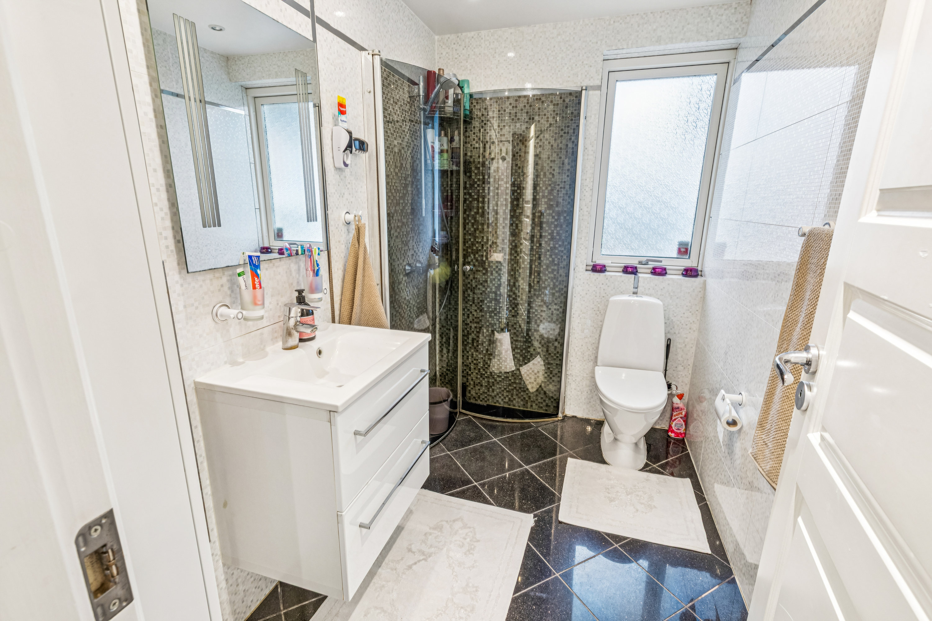 Fremhævet badeværelse billede i fuldskærmstilstand. Billede af Rødhøjgårdsvej 95, 2630 Taastrup