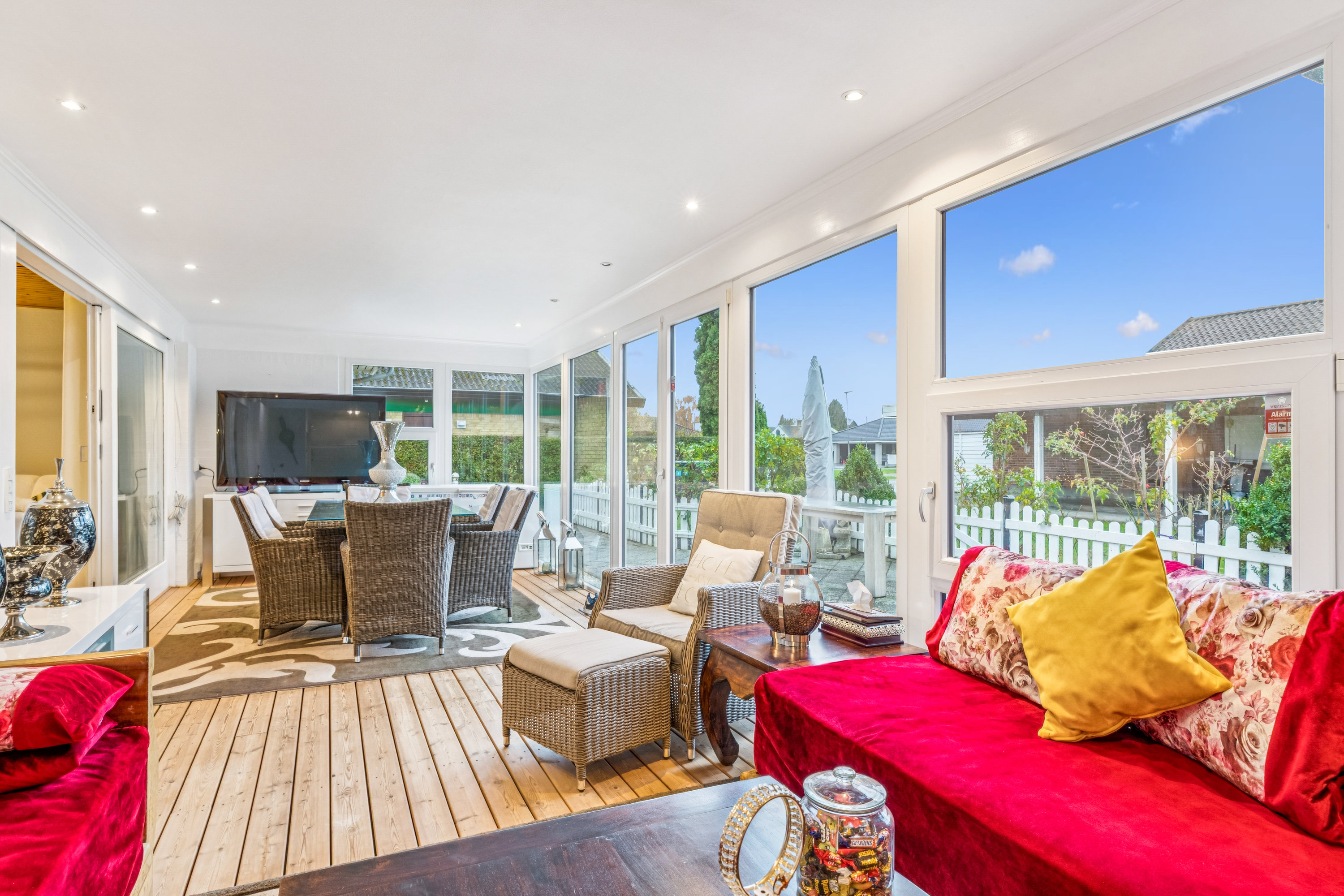 Fremhævet stue billede i fuldskærmstilstand. Billede af Rødhøjgårdsvej 95, 2630 Taastrup