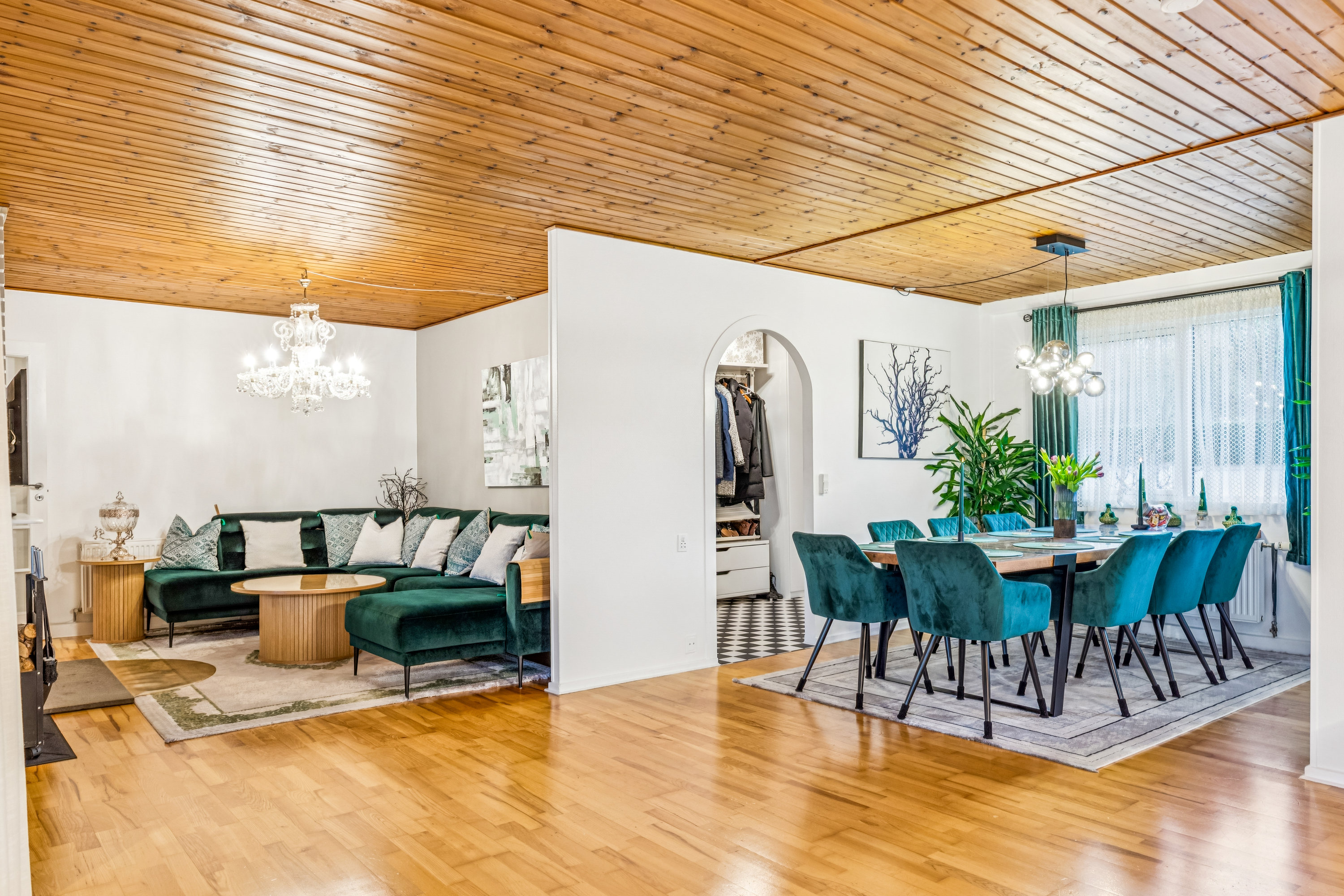 Fremhævet stue billede i fuldskærmstilstand. Billede af Rødhøjgårdsvej 95, 2630 Taastrup