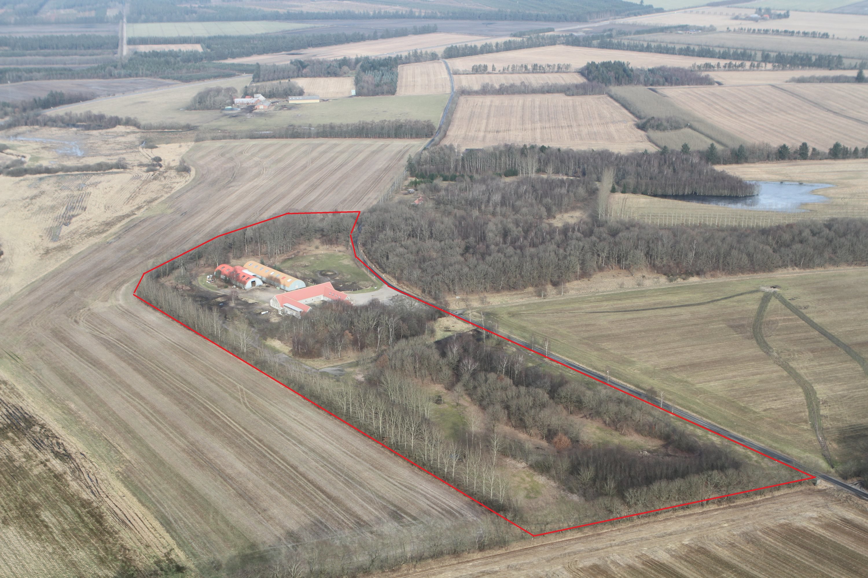 Fremhævet luftfoto billede i fuldskærmstilstand. Billede af Grimlundvej 2, Hoven, 6880 Tarm