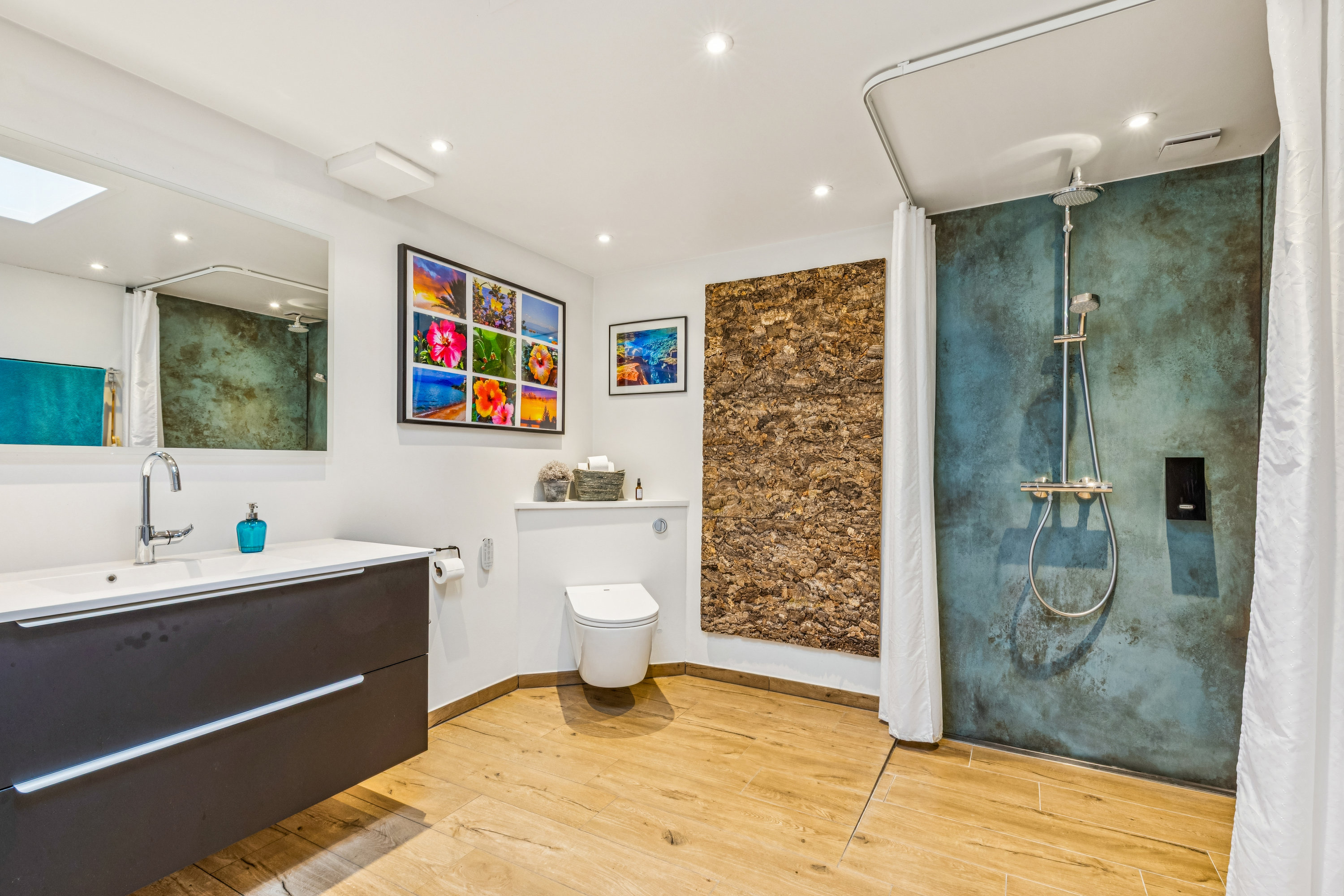 Fremhævet badeværelse billede i fuldskærmstilstand. Billede af Åsingsvej 6, 2640 Hedehusene