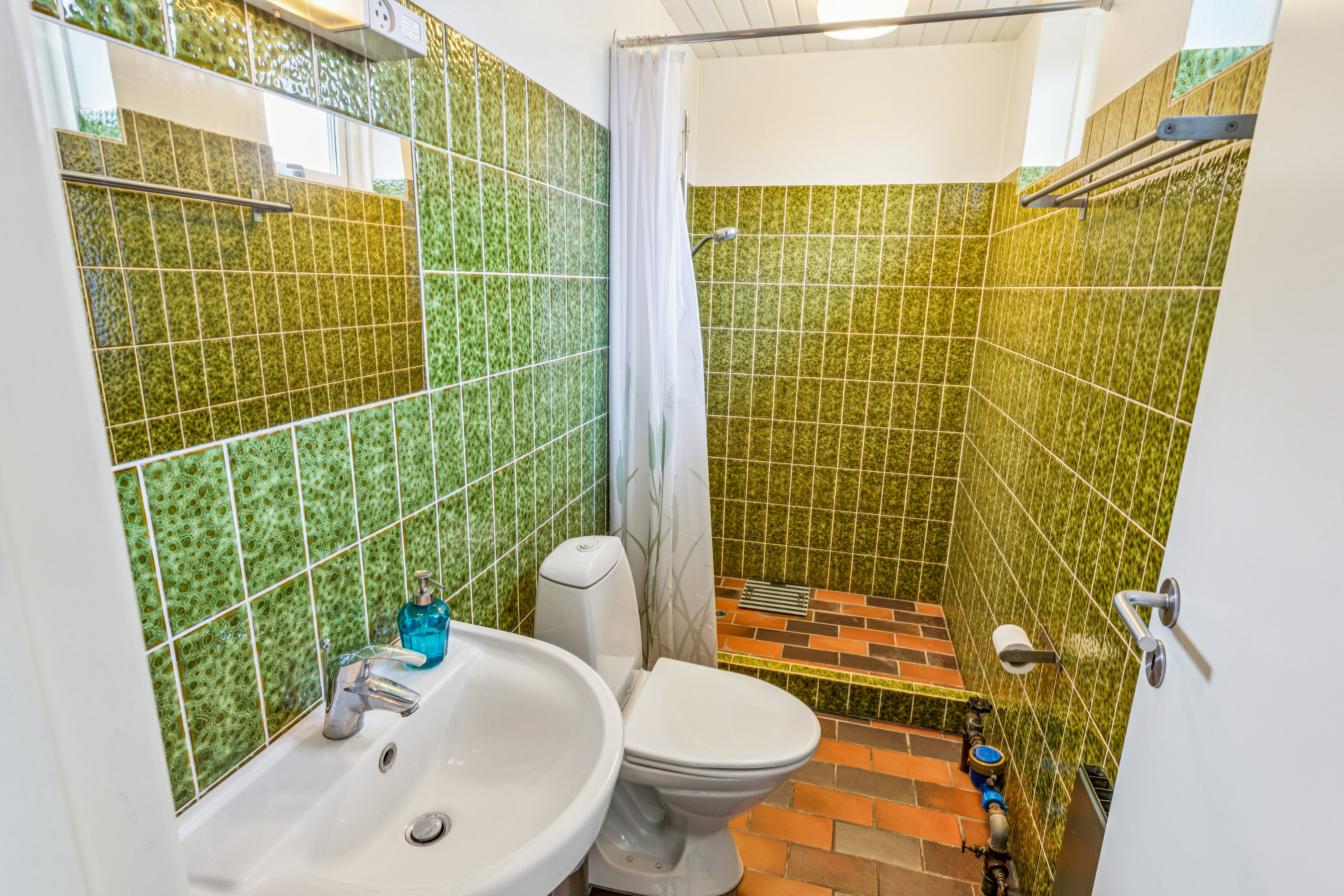 Fremhævet badeværelse billede i fuldskærmstilstand. Billede af Åsingsvej 6, 2640 Hedehusene