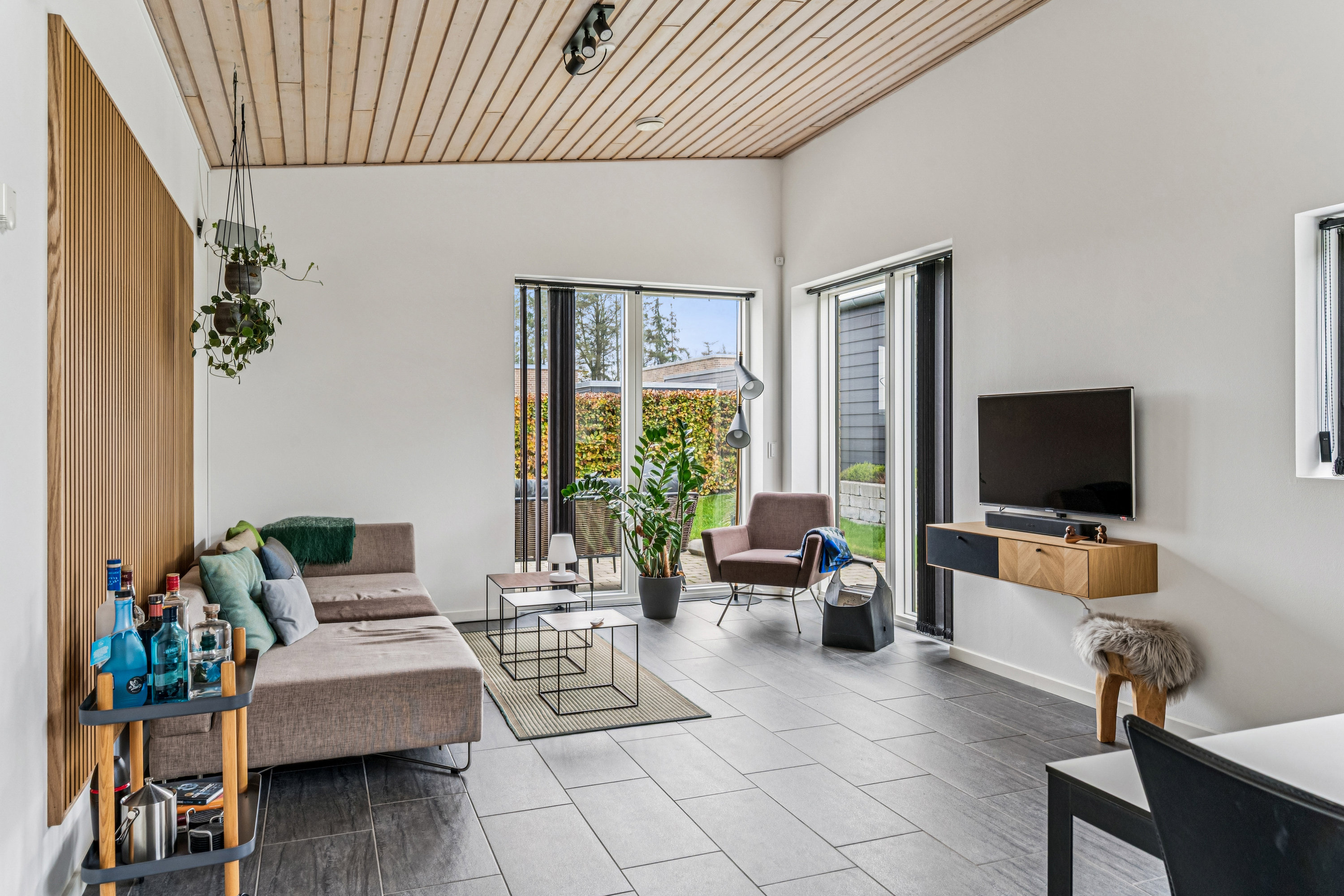 Fremhævet stue billede i fuldskærmstilstand. Billede af Dalvænget 15, 8382 Hinnerup