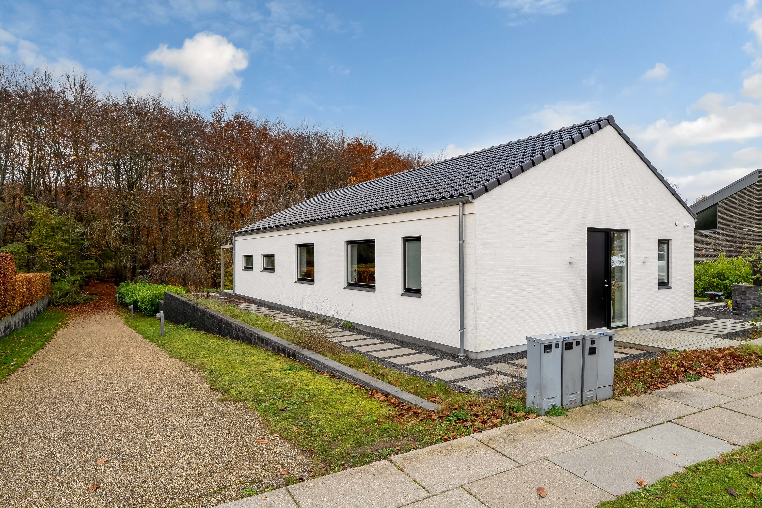 Fremhævet facade billede i fuldskærmstilstand. Billede af Bombakken 57, 3320 Skævinge