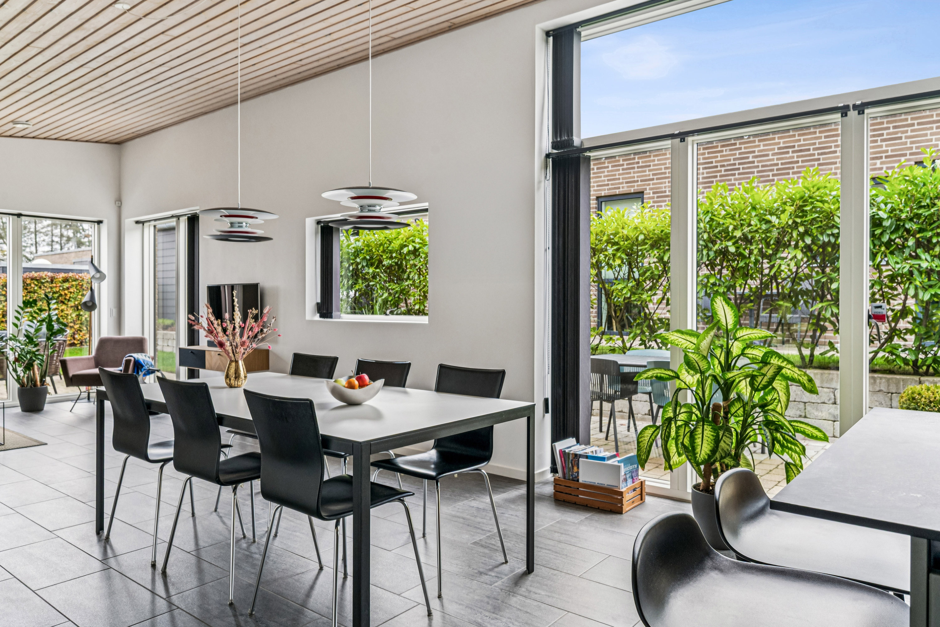 Fremhævet spisestue billede i fuldskærmstilstand. Billede af Dalvænget 15, 8382 Hinnerup