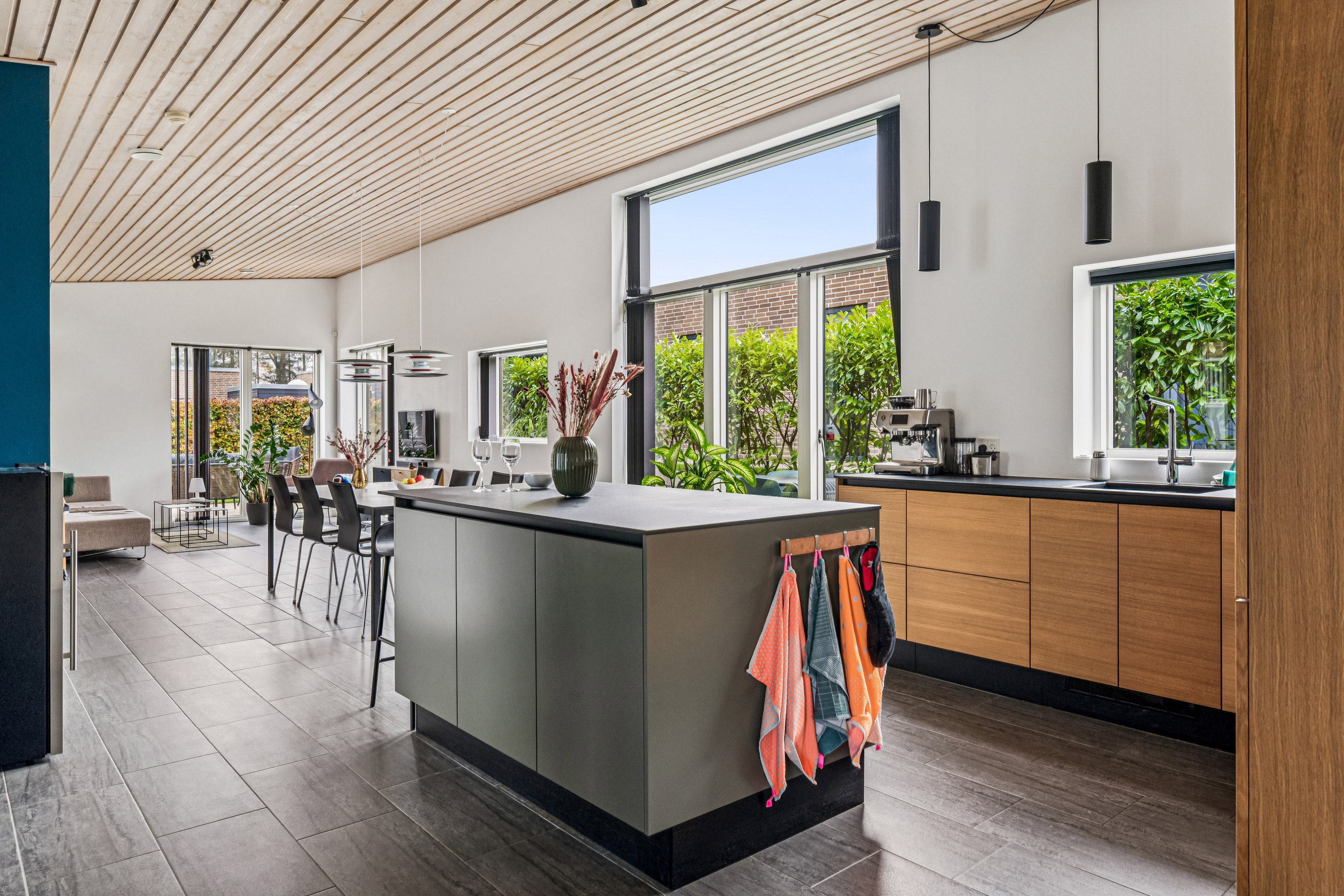 Fremhævet køkken billede i fuldskærmstilstand. Billede af Dalvænget 15, 8382 Hinnerup