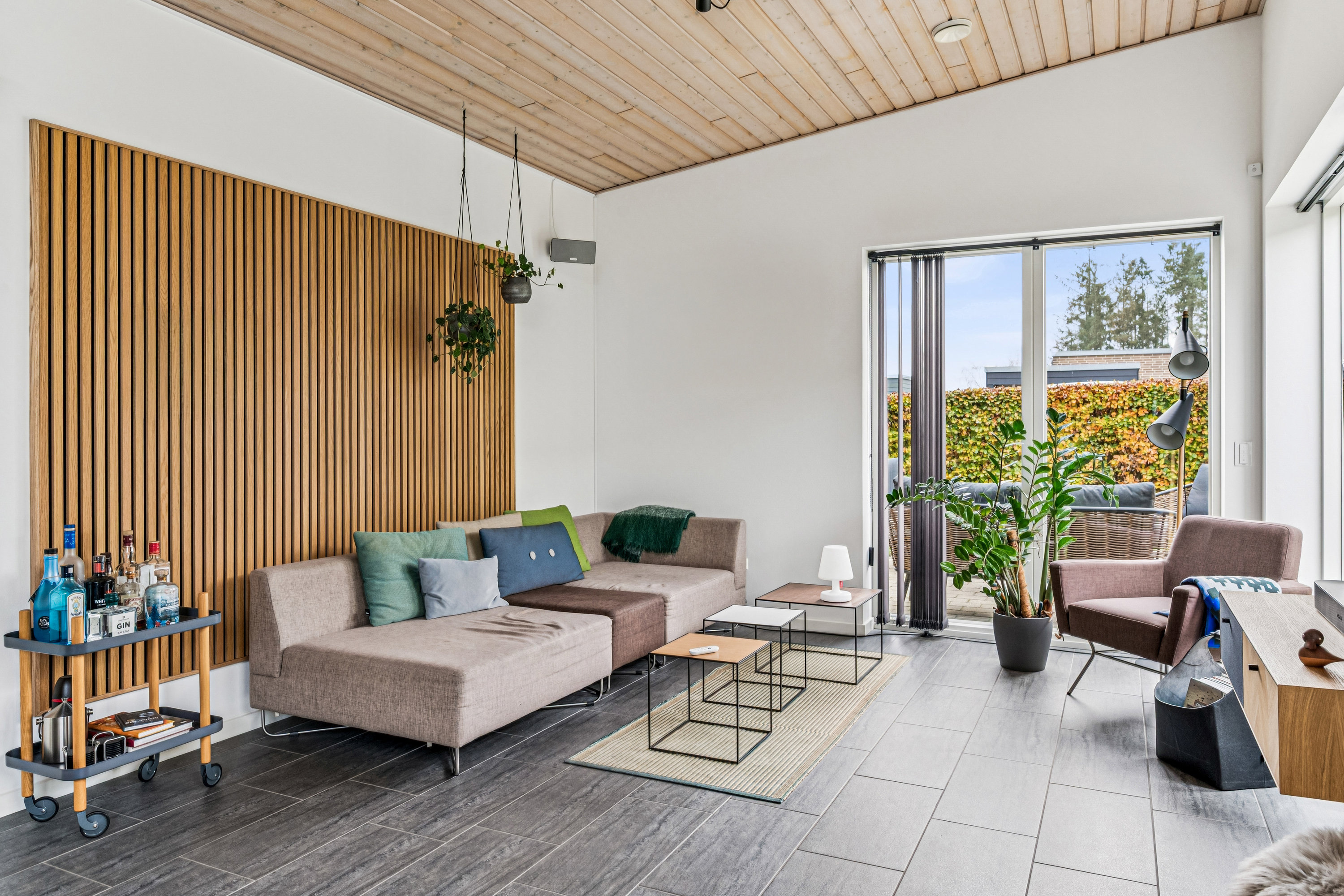 Fremhævet stue billede i fuldskærmstilstand. Billede af Dalvænget 15, 8382 Hinnerup