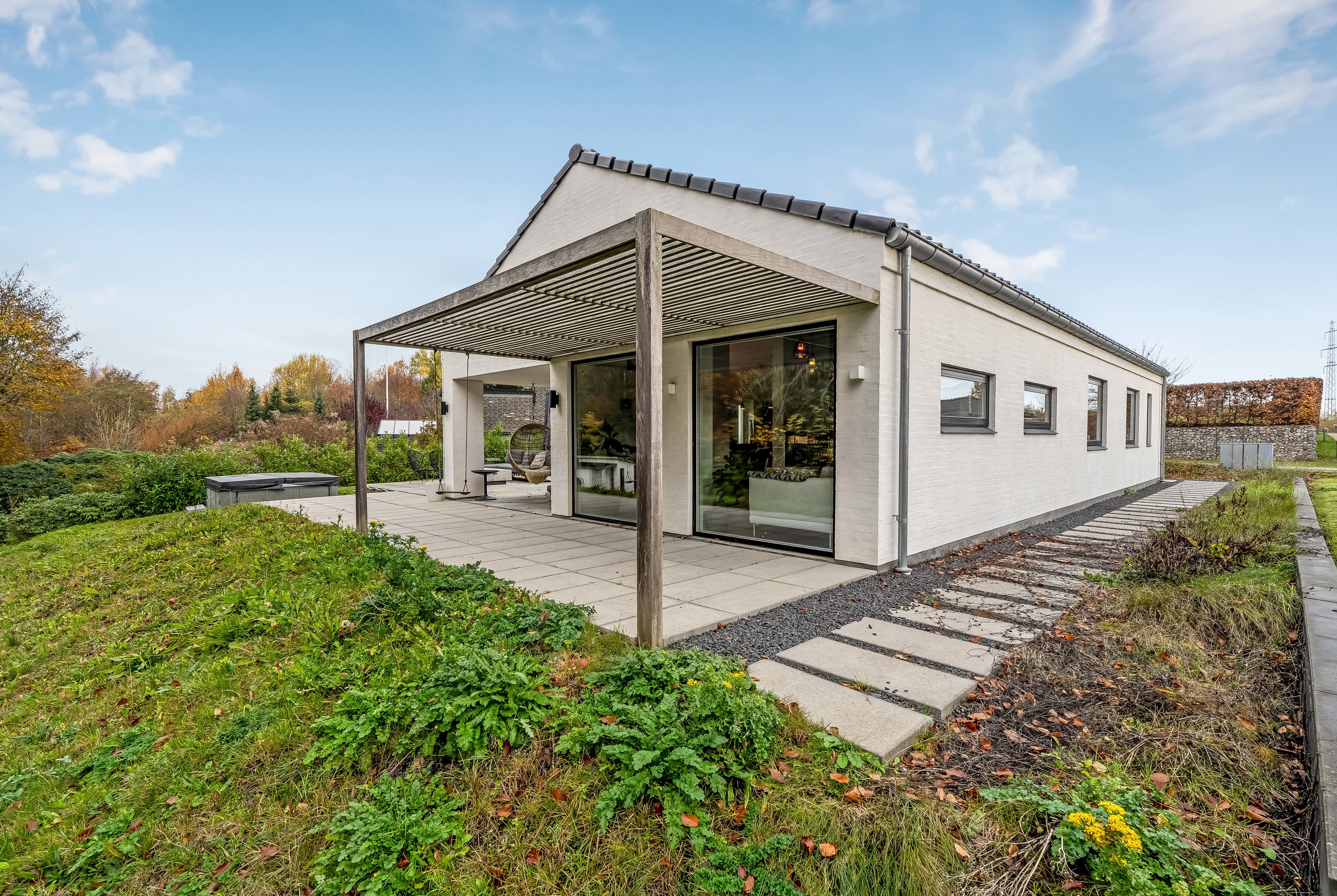 Fremhævet facade billede i fuldskærmstilstand. Billede af Bombakken 57, 3320 Skævinge