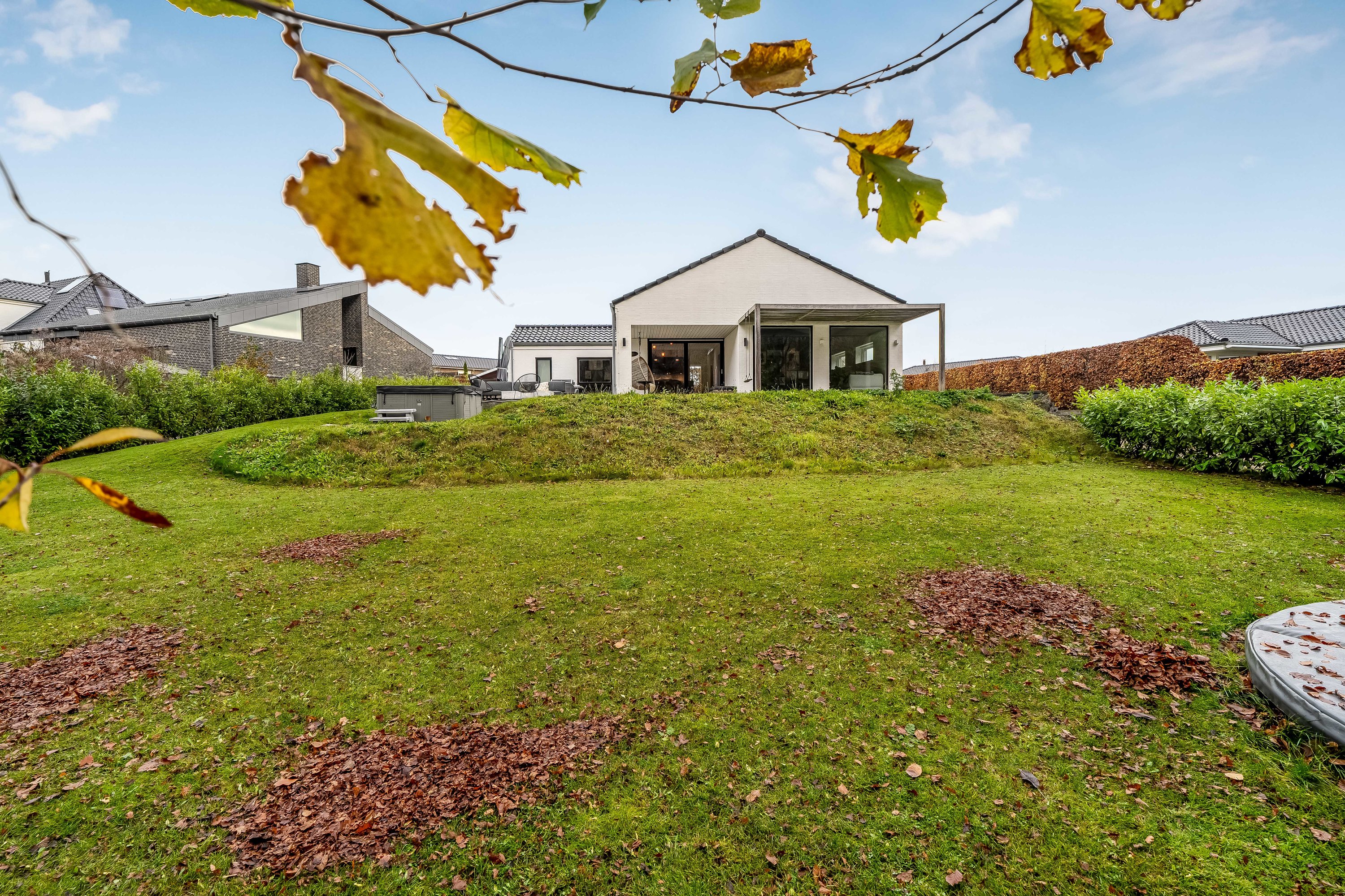 Fremhævet facade billede i fuldskærmstilstand. Billede af Bombakken 57, 3320 Skævinge