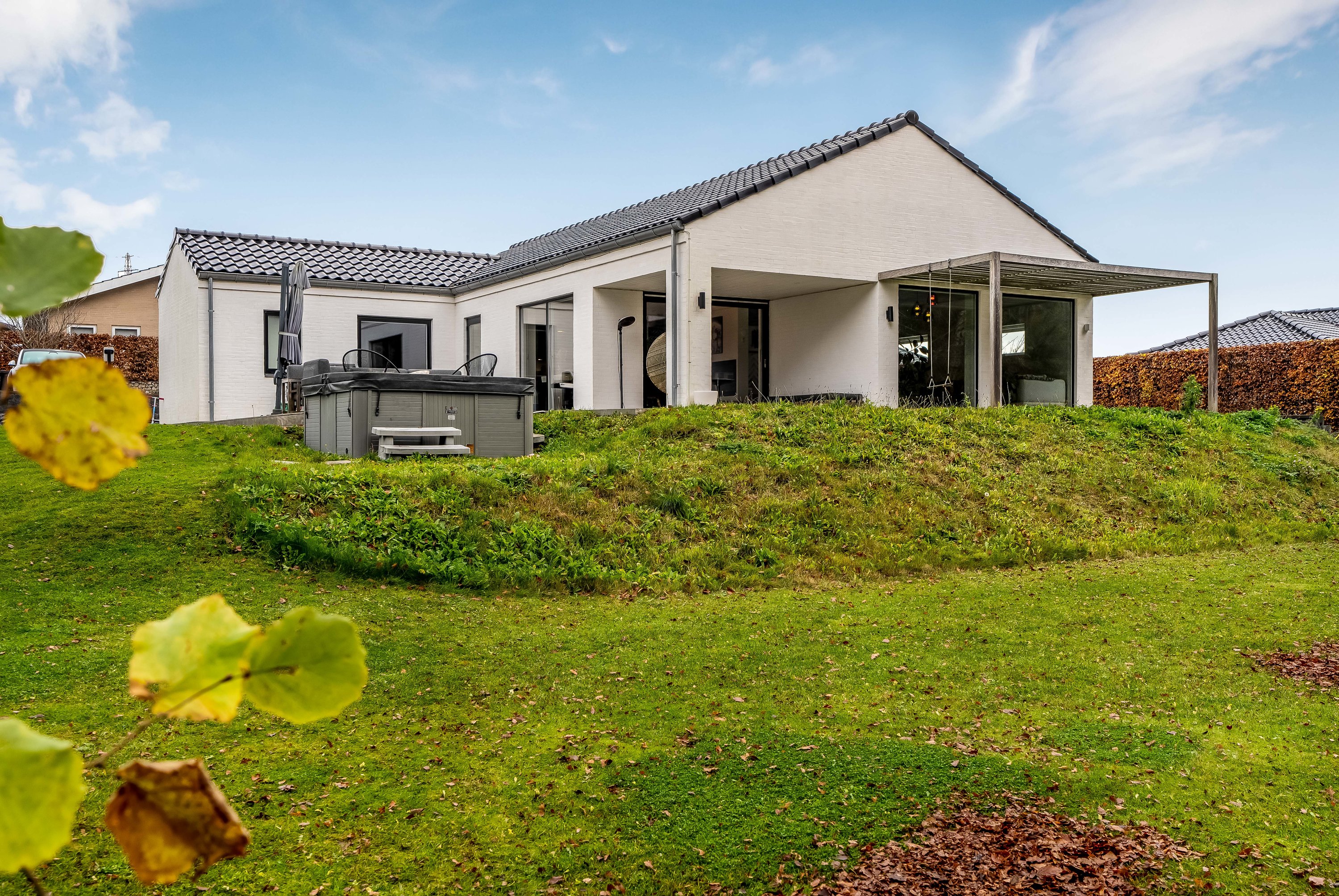 Fremhævet facade billede i fuldskærmstilstand. Billede af Bombakken 57, 3320 Skævinge