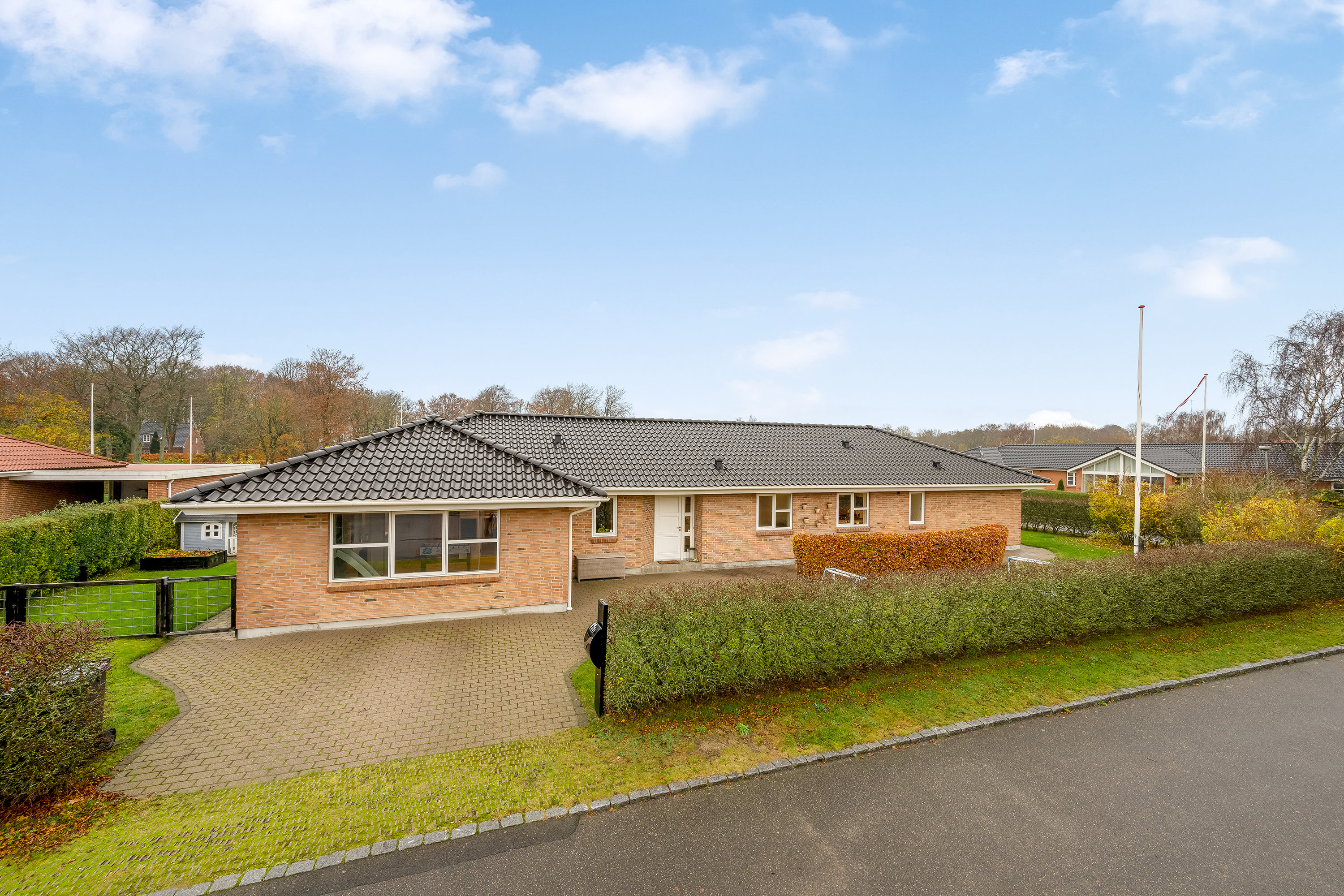 Fremhævet facade billede i fuldskærmstilstand. Billede af Præstegårdsvej 70, 6900 Skjern