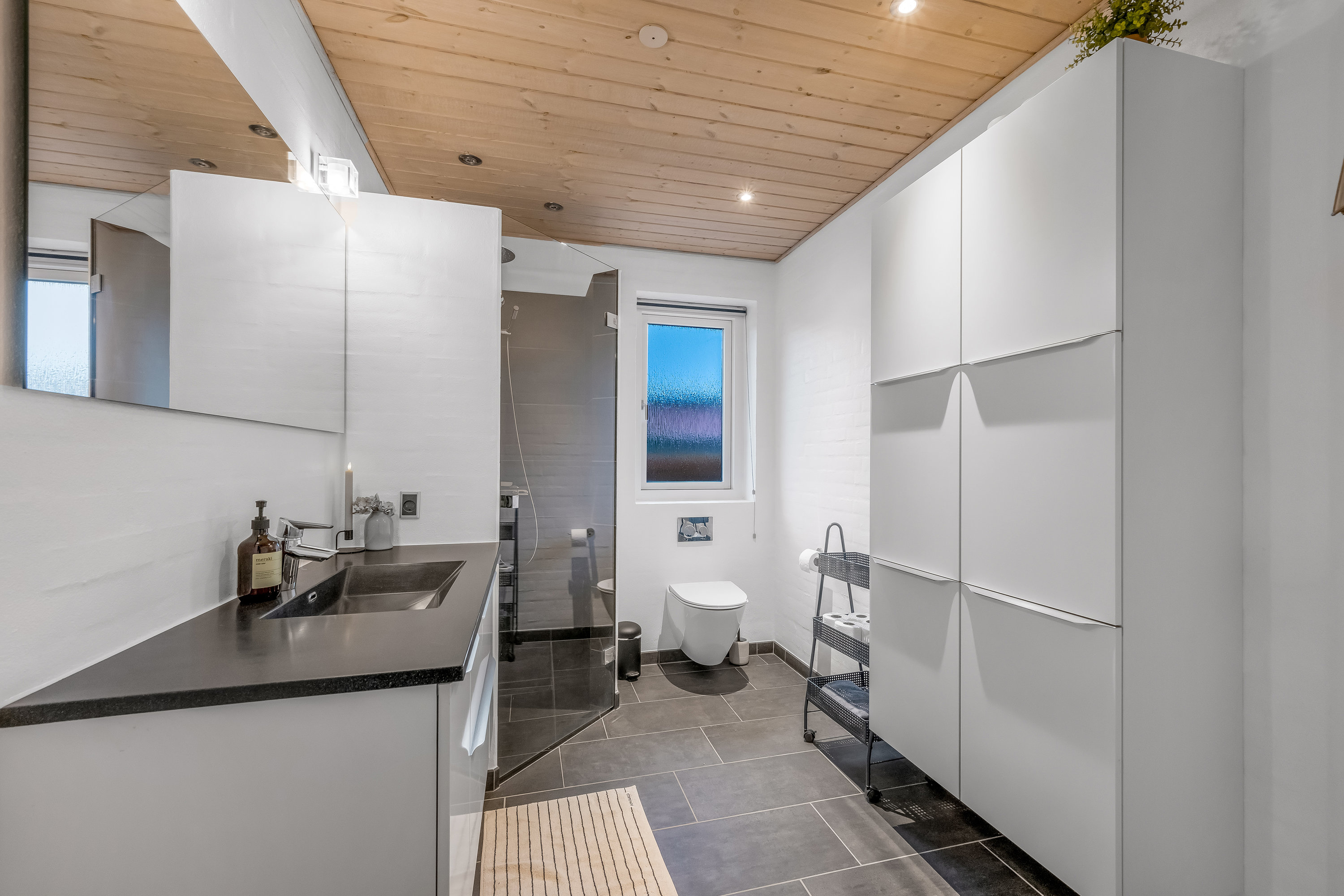 Fremhævet badeværelse billede i fuldskærmstilstand. Billede af Præstegårdsvej 70, 6900 Skjern