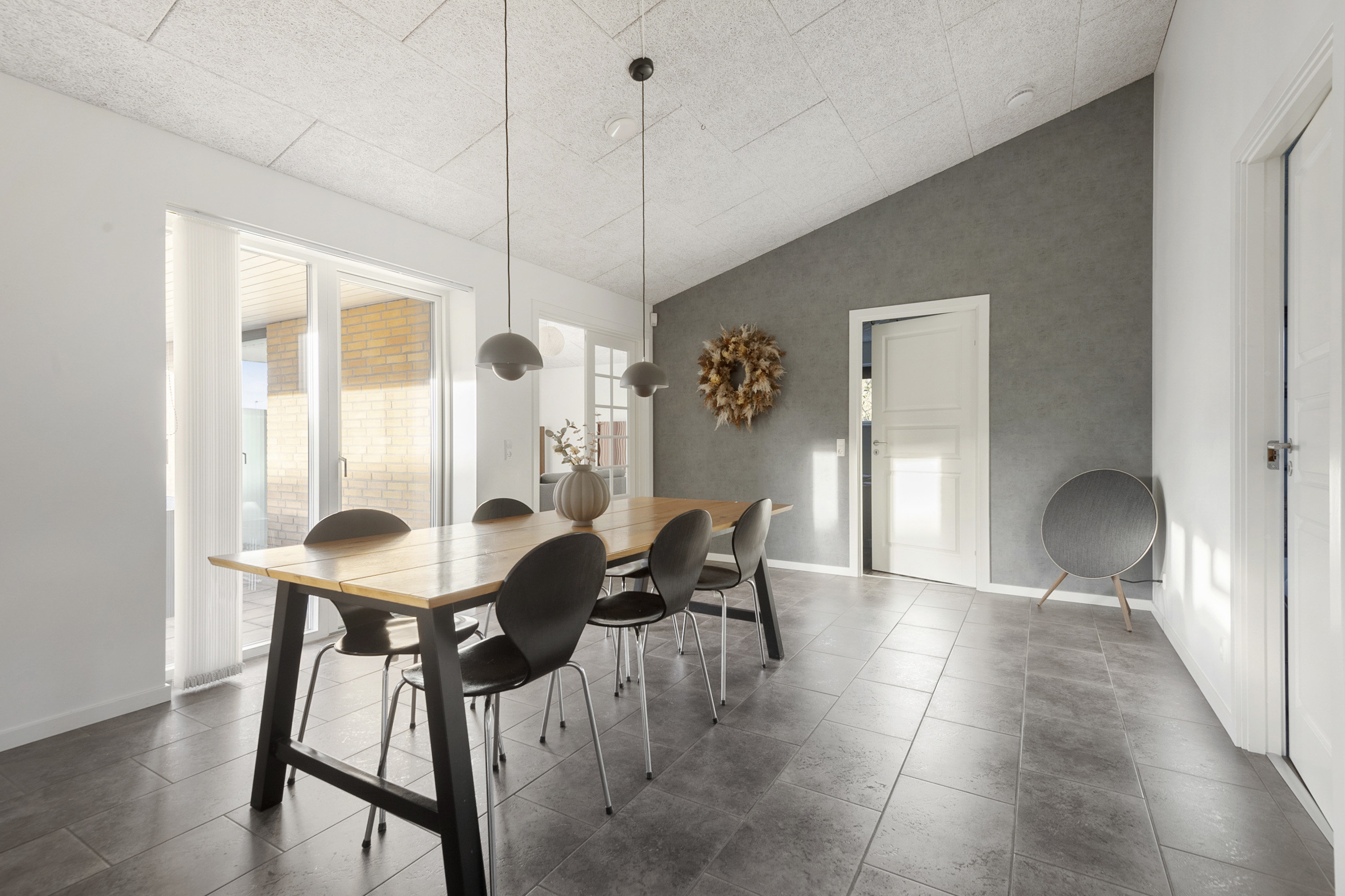 Fremhævet spisestue billede i fuldskærmstilstand. Billede af Niels Lambertsens Vej 9, 6705 Esbjerg Ø