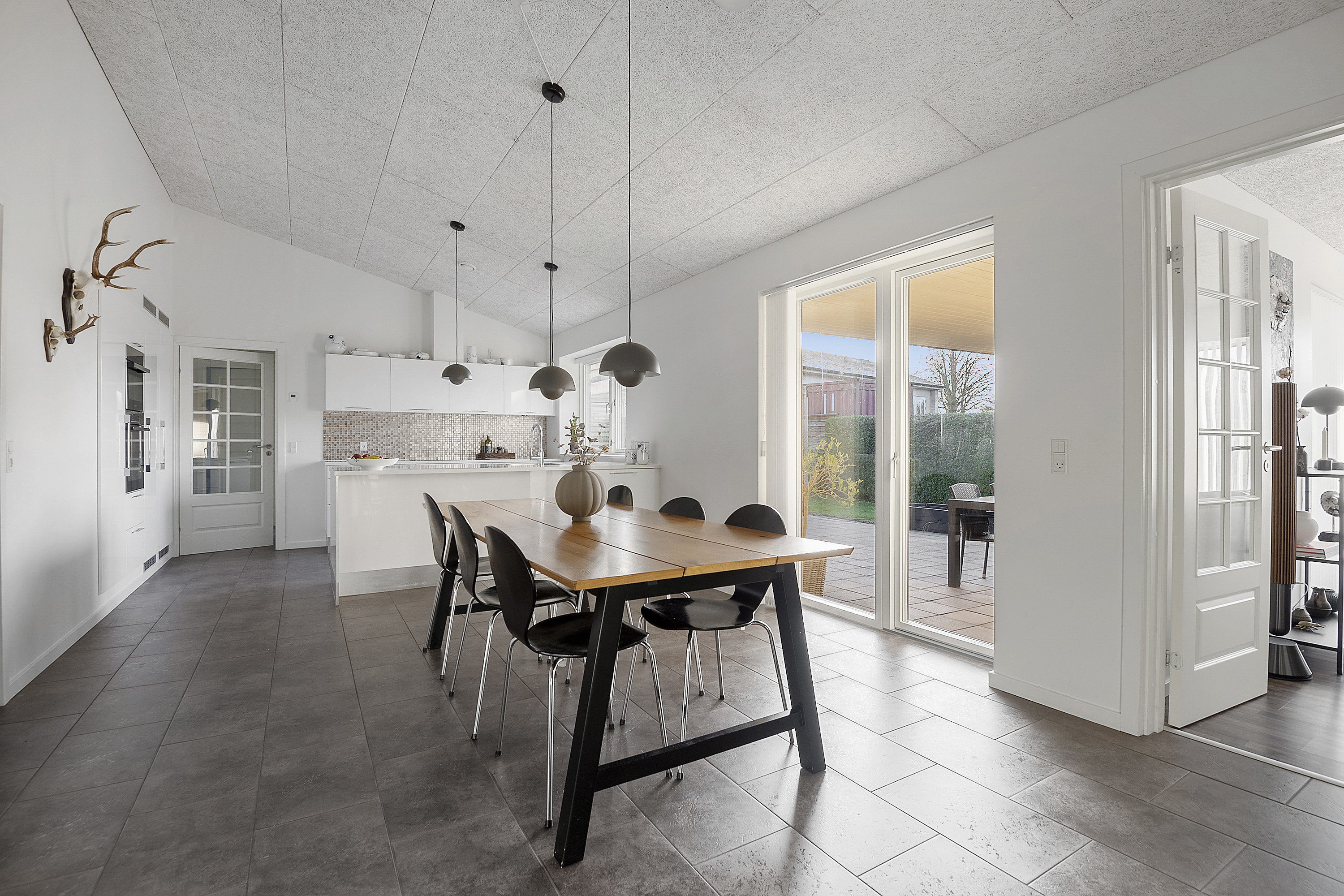 Fremhævet spisestue billede i fuldskærmstilstand. Billede af Niels Lambertsens Vej 9, 6705 Esbjerg Ø