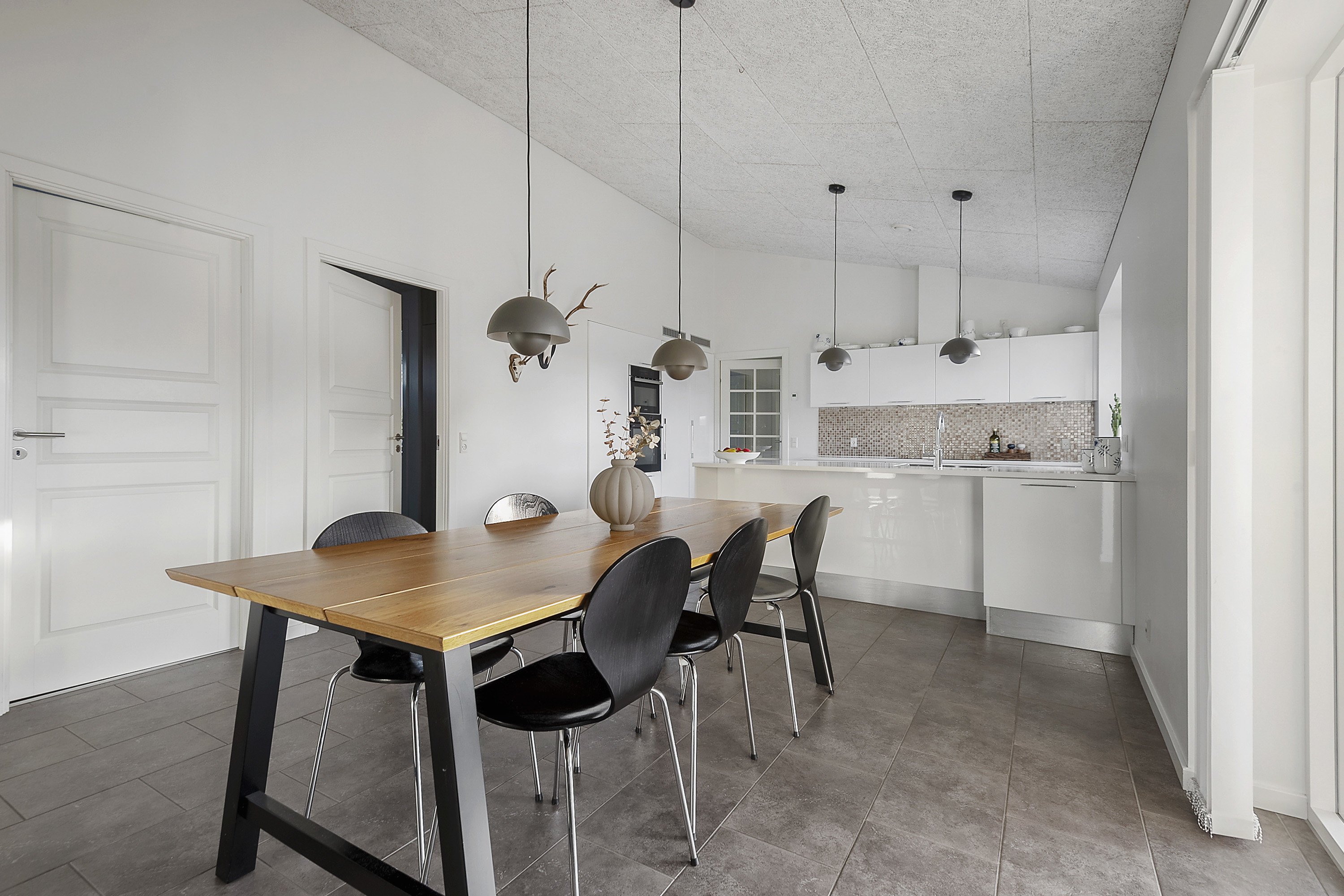 Fremhævet spisestue billede i fuldskærmstilstand. Billede af Niels Lambertsens Vej 9, 6705 Esbjerg Ø