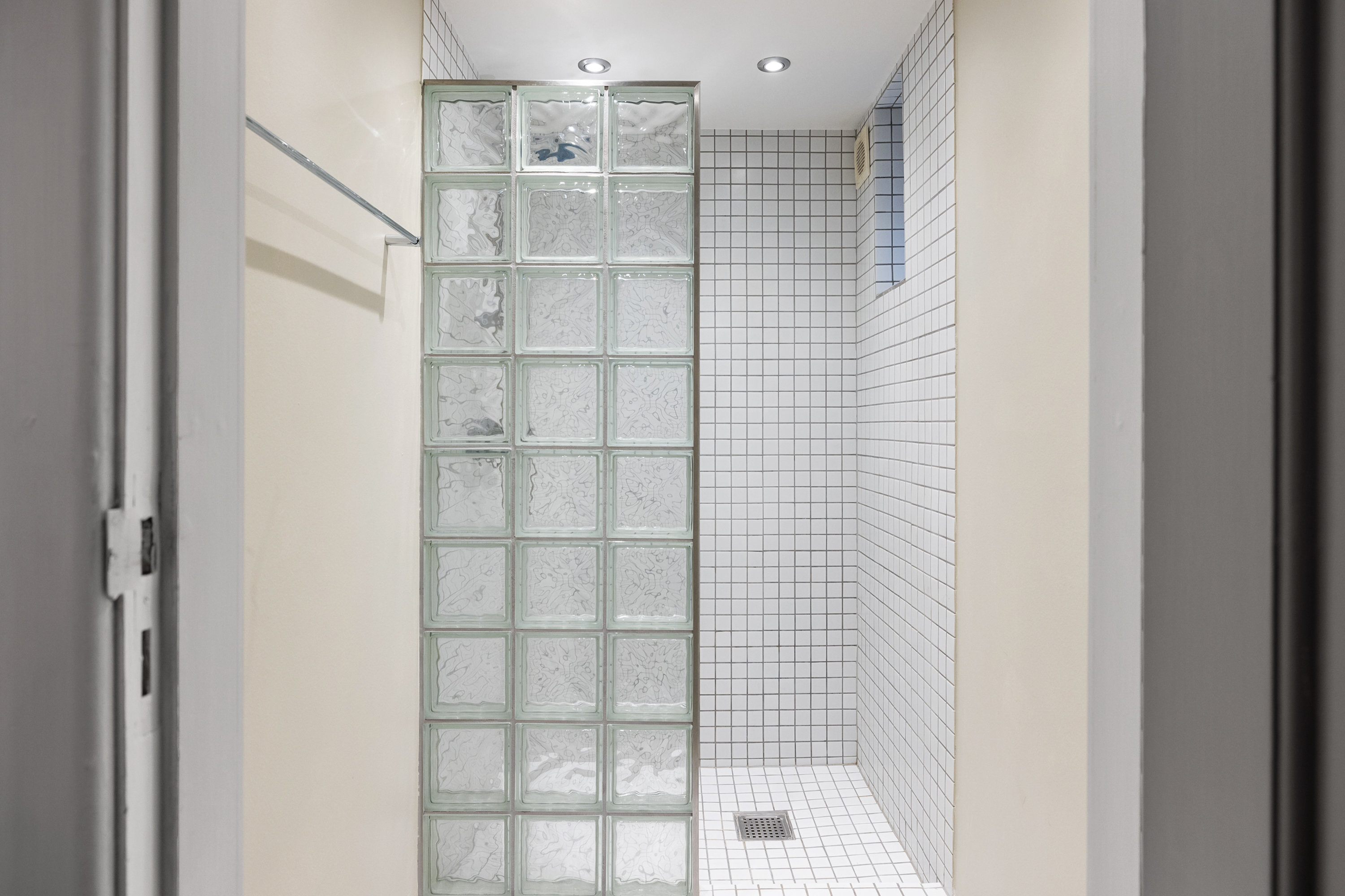 Fremhævet bad billede i fuldskærmstilstand. Billede af Vanløsevej 11, 8000 Aarhus C