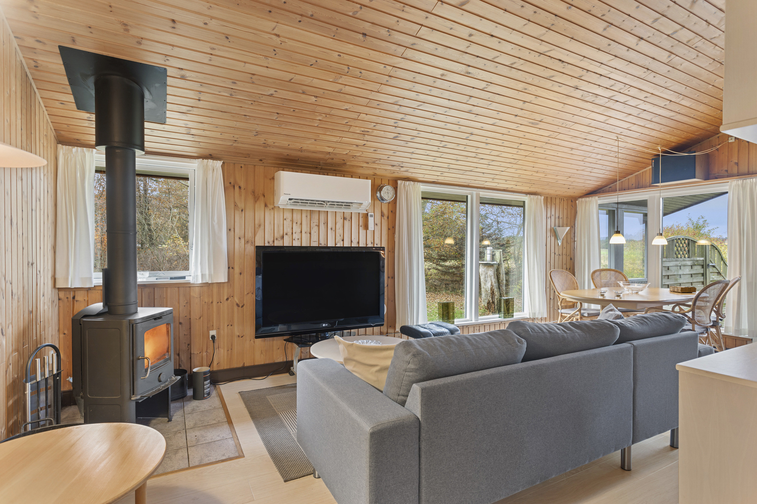 Fremhævet stue billede i fuldskærmstilstand. Billede af Rimmevej 6, Lyngså, 9300 Sæby